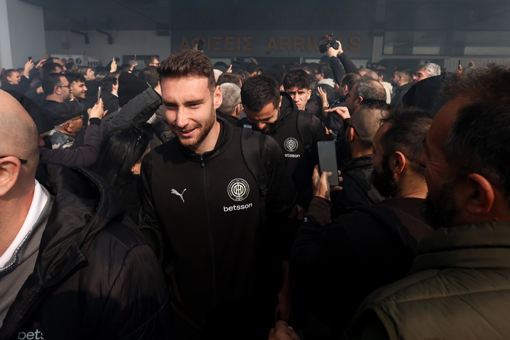 Η αποθέωση στην αποστολή του ΟΦΗ στο αεροδρόμιο από τους οπαδούς / Πηγή:&nbsp;Eurokinissi