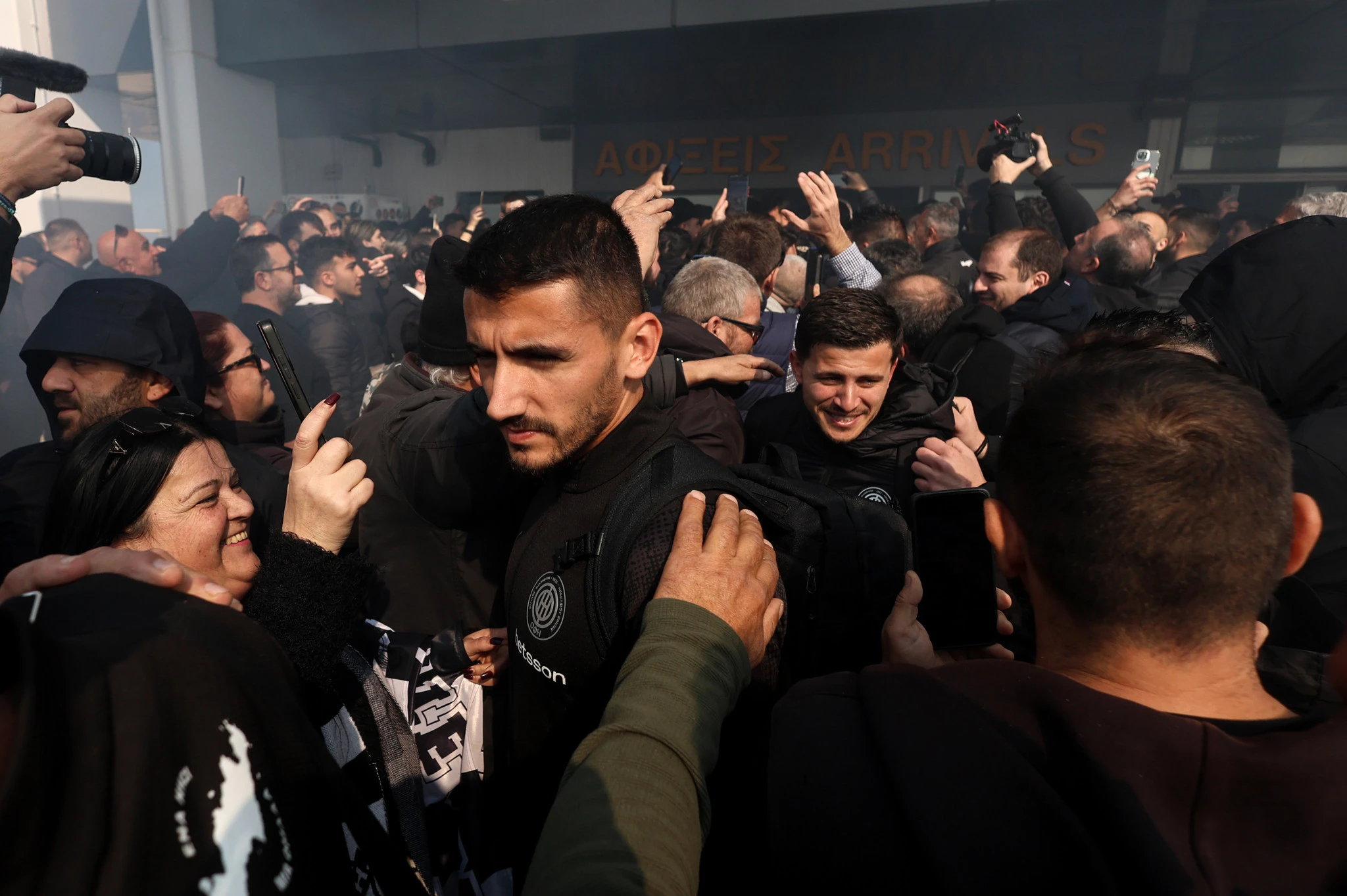 Η αποθέωση στην αποστολή του ΟΦΗ στο αεροδρόμιο από τους οπαδούς / Πηγή:&nbsp;Eurokinissi