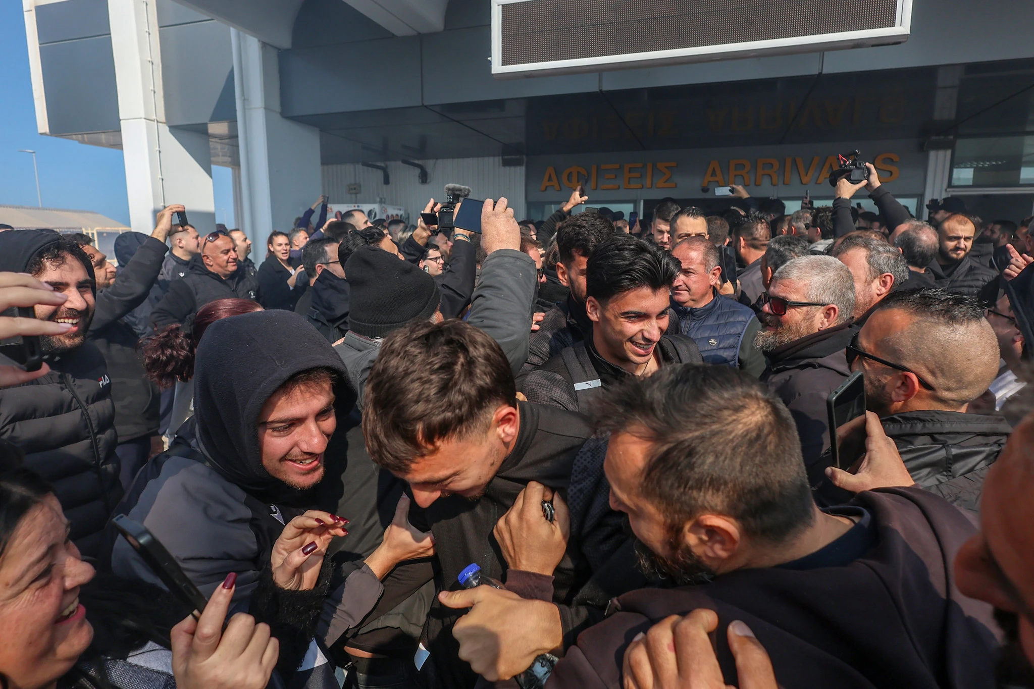 Η αποθέωση στην αποστολή του ΟΦΗ στο αεροδρόμιο από τους οπαδούς / Πηγή:&nbsp;Eurokinissi