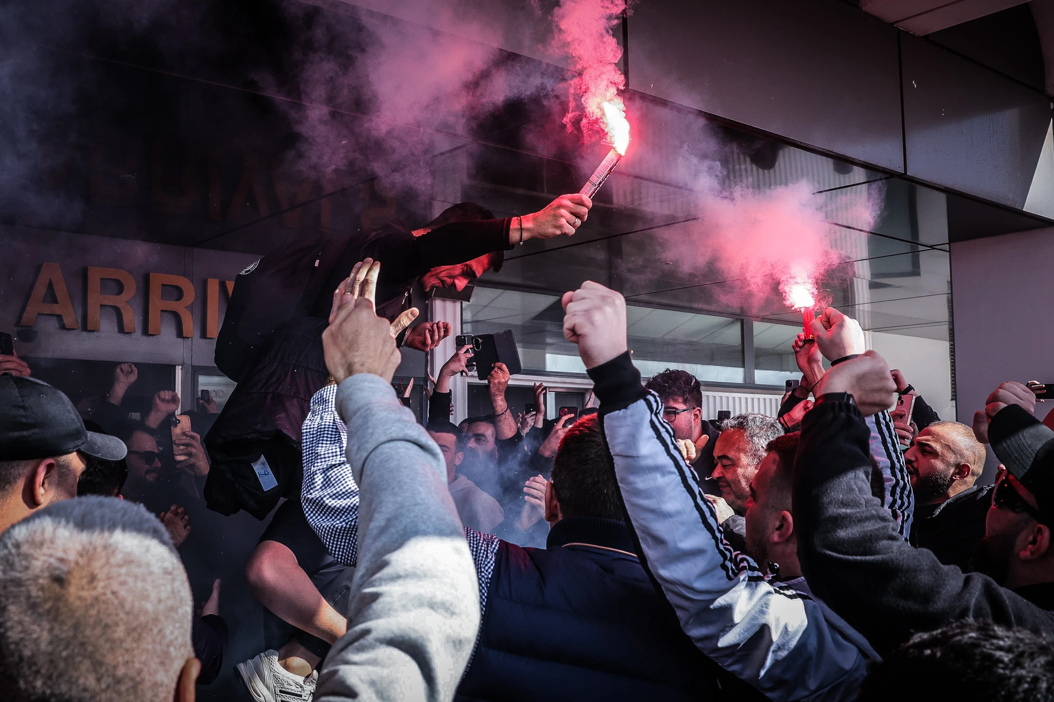 Η αποθέωση στην αποστολή του ΟΦΗ στο αεροδρόμιο από τους οπαδούς / Πηγή:&nbsp;Eurokinissi