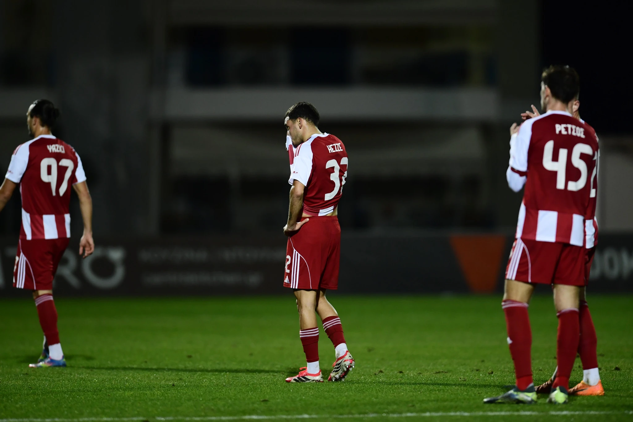 Απογοητευμένοι οι παίκτες του Ολυμπιακού μετά την ισοπαλία με τον Λεβαδειακό / Πηγή: Eurokinissi