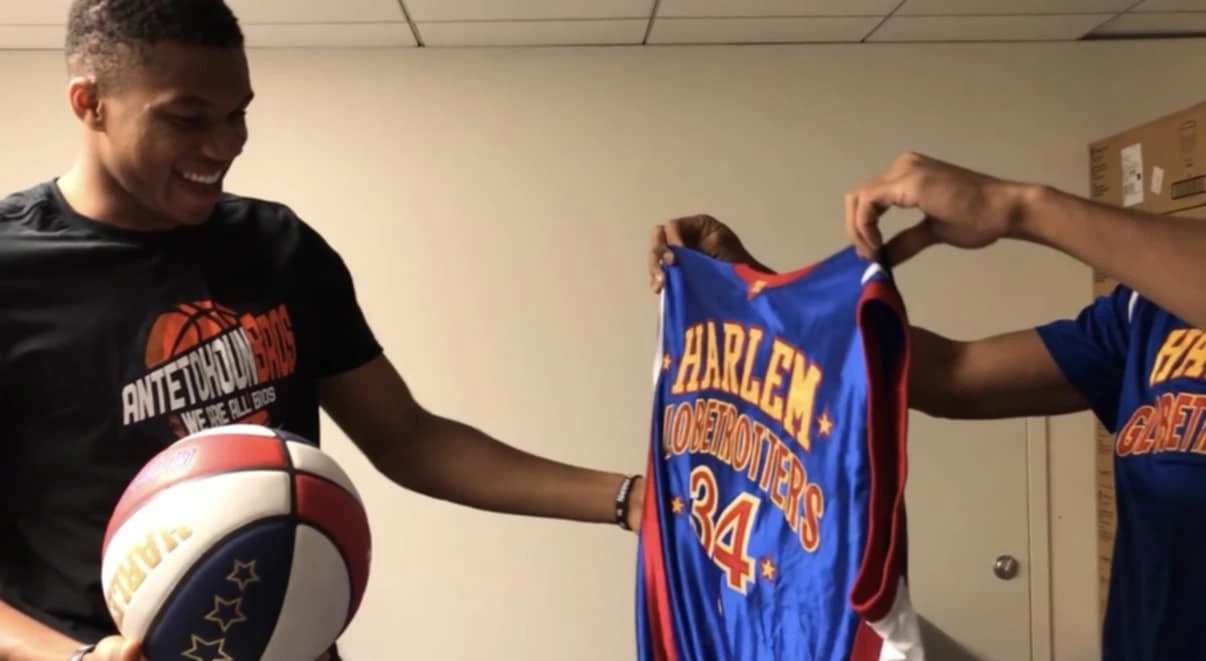 Ο Γιάννης Αντετοκούνμπο θαυμάζει τη φανέλα των θρυλικών  Χάρλεμ Γκλομπτρότερς 