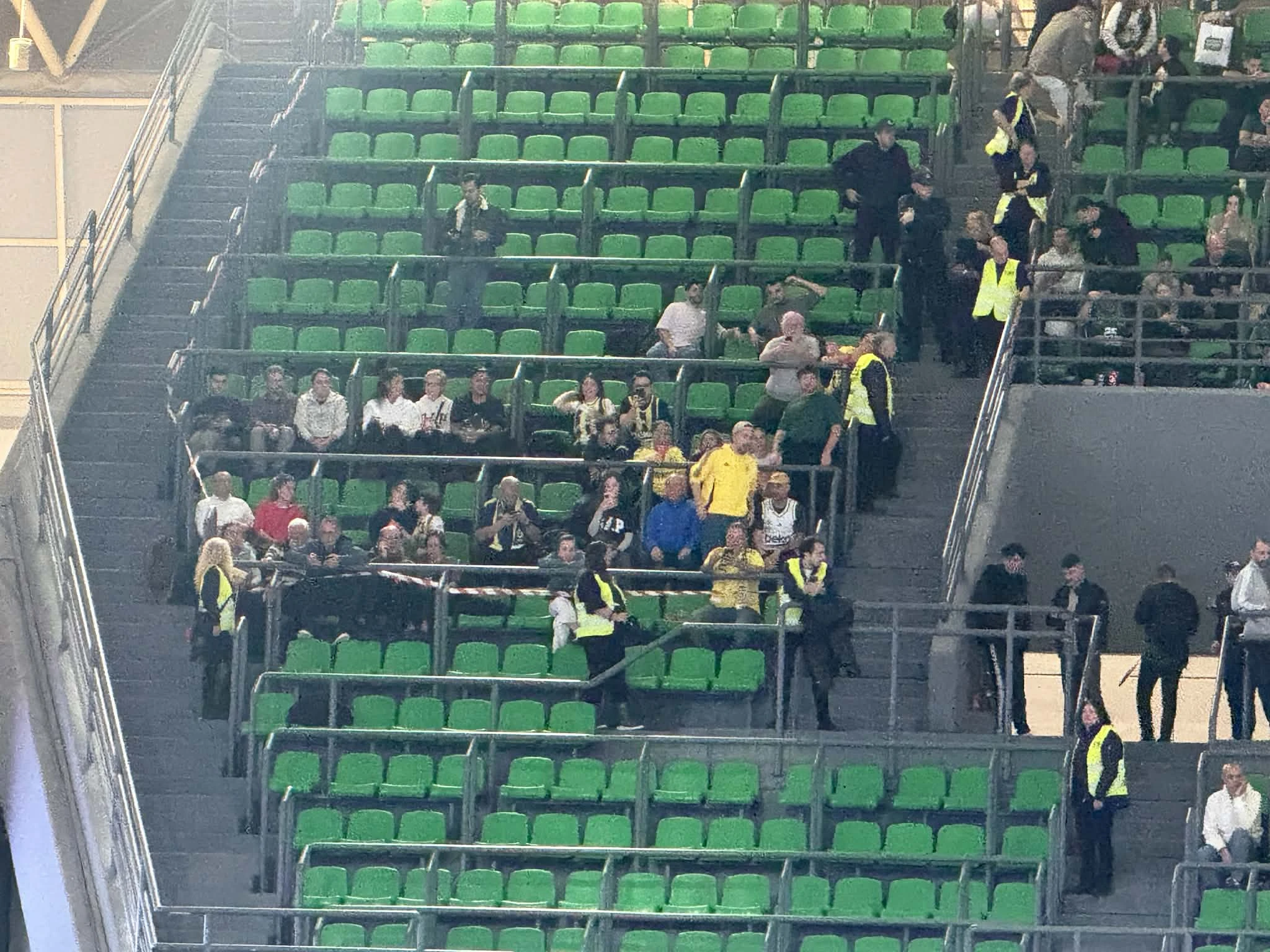 Οι οπαδοί της Φενέρμπαχτσε στο «T-Center»