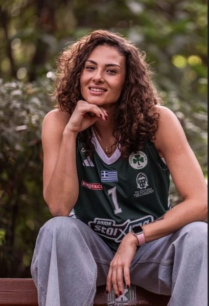 Η Ειρήνη Χατζηευστρατιάδου στην φωτογράφιση για τα 118 χρόνια του Παναθηναϊκού / Πηγή: Pao1908