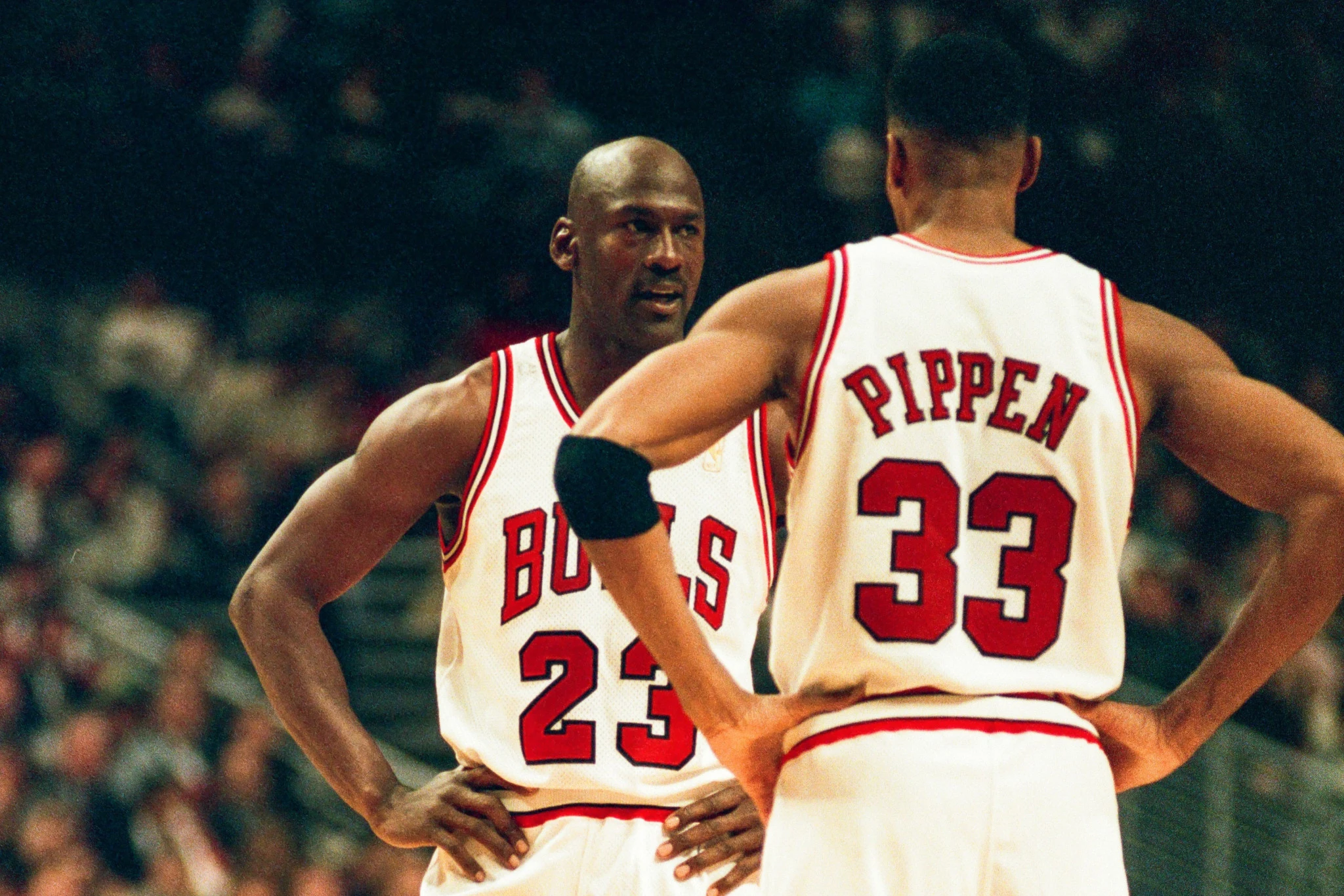 Ο Μάικλ Τζόρνταν με τον Σκότι Πίπεν, όταν έπαιζαν μαζί μπάσκετ στο Σικάγο / Πηγή: Sporting News via Getty Images via Getty Images Ο Μάικλ Τζόρνταν με τον Σκότι Πίπεν, όταν έπαιζαν μαζί μπάσκετ στο Σικάγο / Πηγή: Sporting News via Getty Images via Getty Images