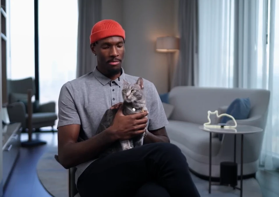 Ο Νάιτζελ Χέιζ - Ντέιβις με τη γάτα του/printscreen
