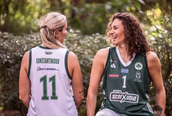 Η Λαμπρινή Κωνσταντινίδου και η Ειρήνη Χατζηευστρατιάδου στην φωτογράφιση για τα 118 χρόνια του Παναθηναϊκού / Πηγή: Pao1908