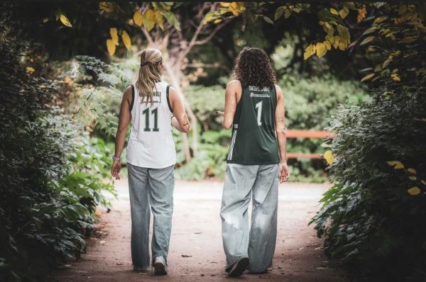 Η Λαμπρινή Κωνσταντινίδου και η Ειρήνη Χατζηευστρατιάδου στην φωτογράφιση για τα 118 χρόνια του Παναθηναϊκού / Πηγή: Pao1908