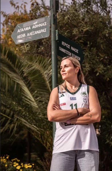 Η Λαμπρινή Κωνσταντινίδου στην φωτογράφιση για τα 118 χρόνια του Παναθηναϊκού / Πηγή: Pao1908