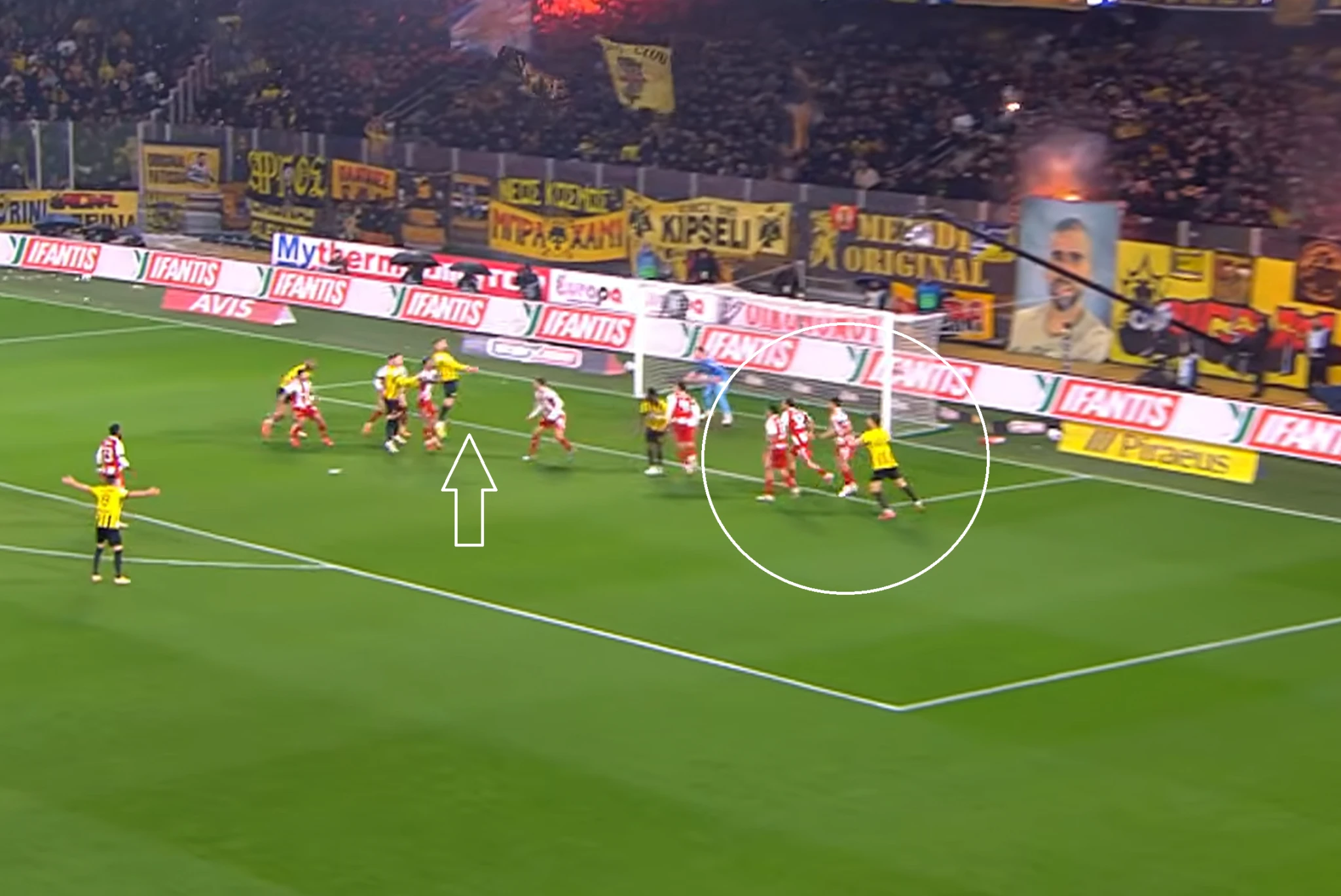 Η στιγμή που ο Βάργκα σκοράρει το 1-0 της ΑΕΚ αμαρκάριστος / Screenshot