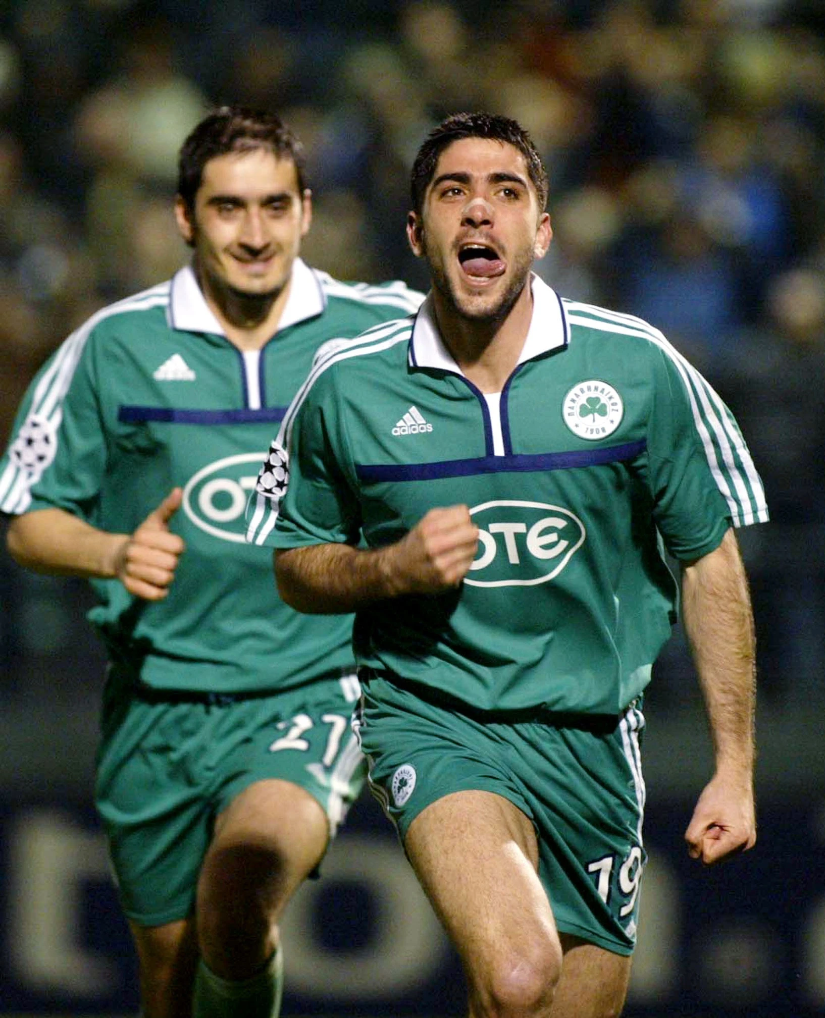 Νίκος Λυμπερόπουλος και Μιχάλης Κωνσταντίνου πανηγυρίζουν το γκολ του Παναθηναϊκού απέναντι στην Σπάρτα Πράγας το 2002 / Πηγή: InTime