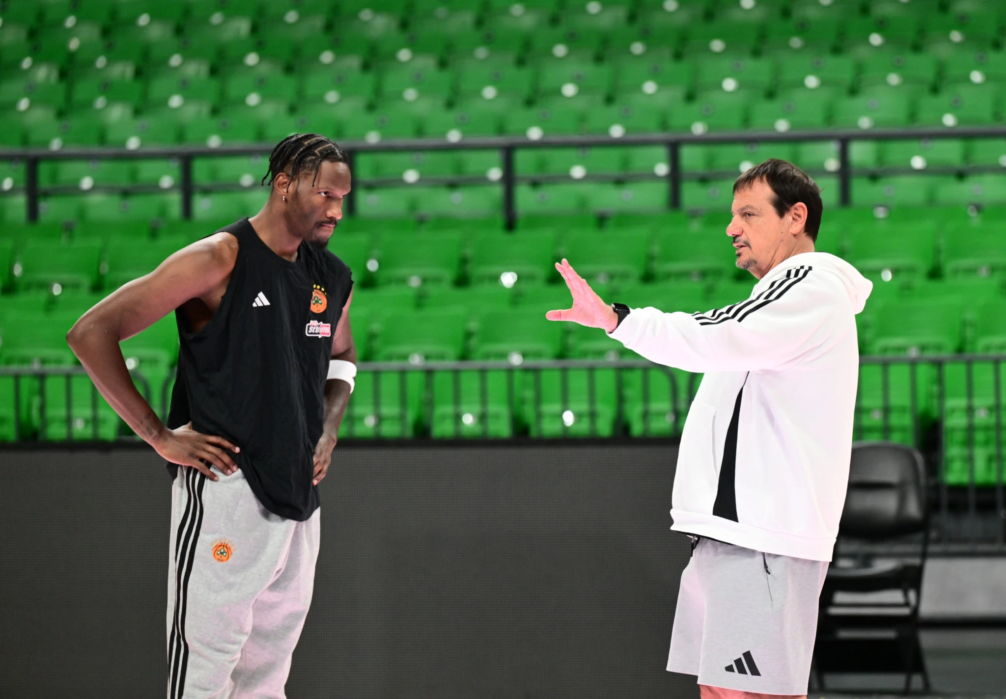 Ο κόουτς Εργκίν Αταμάν δίνει οδηγίες στον νεοφερμένο Νάιτζελ Χέιζ-Ντέιβις / Πηγή: Βαγγέλης Στόλης&nbsp;