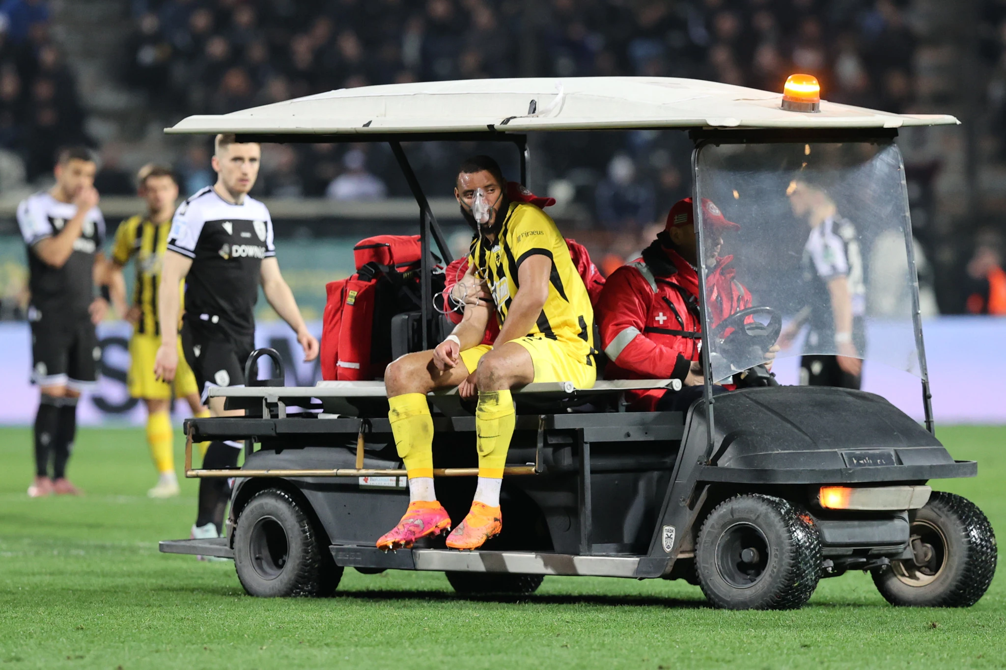 Ο Αρόλντ Μουκουντί έγινε αναγκαστική αλλαγή και αποχώρησε με φορείο και οξυγόνο / Πηγή: Intime