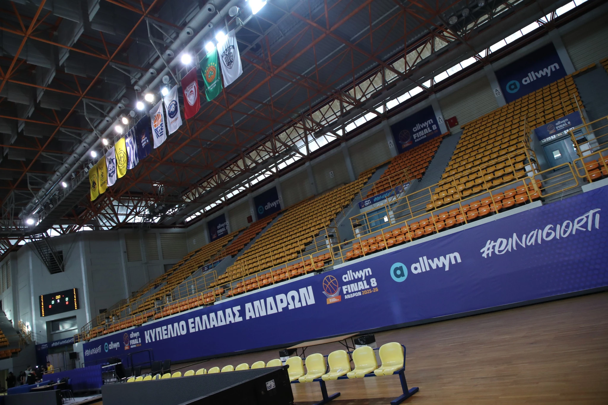 Η κεντρική κερκίδα στο κλειστό της Νέας Αλικαρνασσού