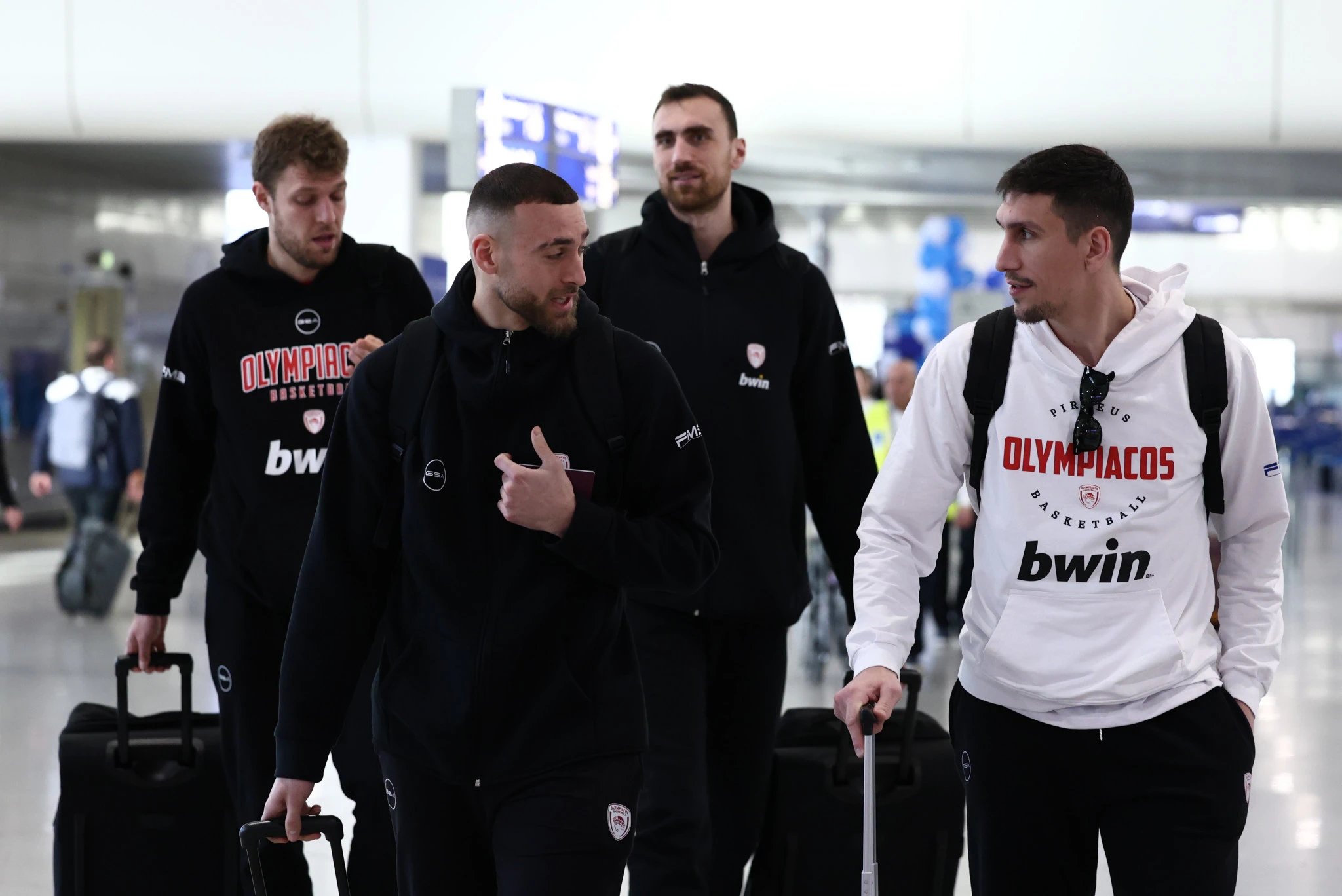 Στιγμιότυπο από την αναχώρηση των αθλητών του Ολυμπιακού για το Ηράκλειο Κρήτης / Πηγή: InTIme