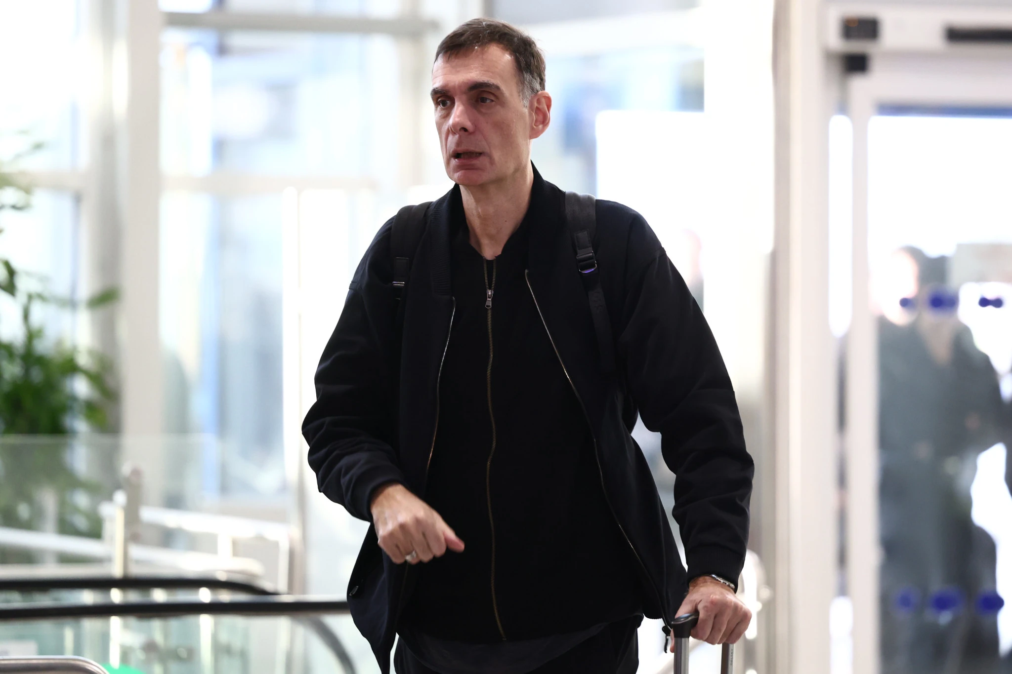 O Γιώργος Μπαρτζώκας κατά την αναχώρηση της αποστολής του Ολυμπιακού / Πηγή: InTime