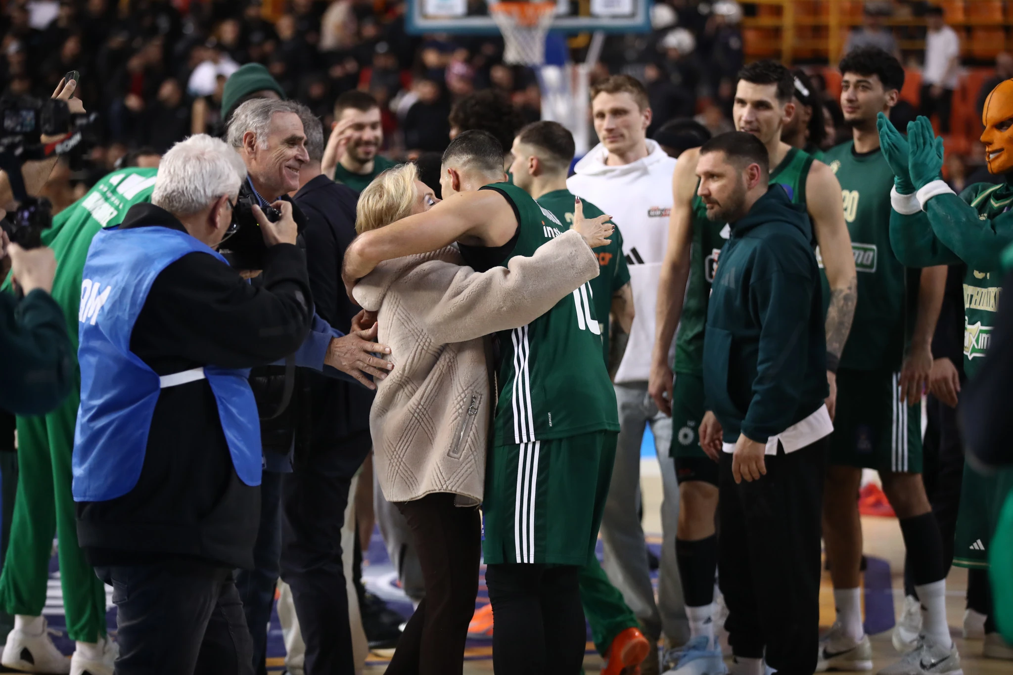 Η αγκαλιά της Δέσποινας Γιαννακοπούλου στον Κώστα Σλούκα / Πηγή: InTime