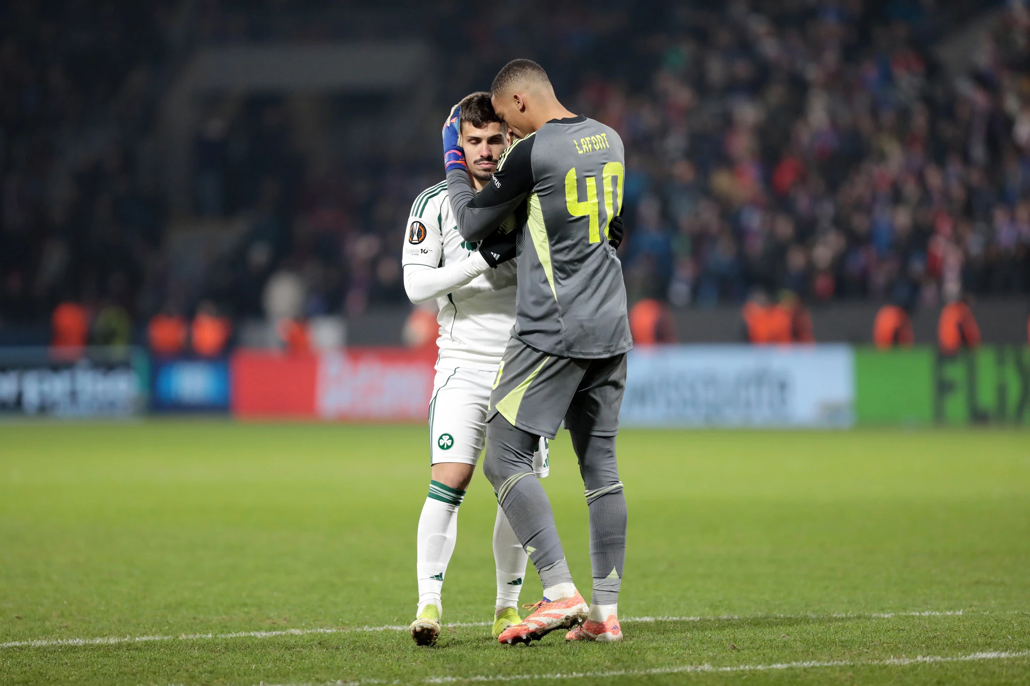 Ο Λαφόν αγκάλιασε τον Πάντοβιτς πριν τον τελευταίο πέναλτι/Πηγή: Intime