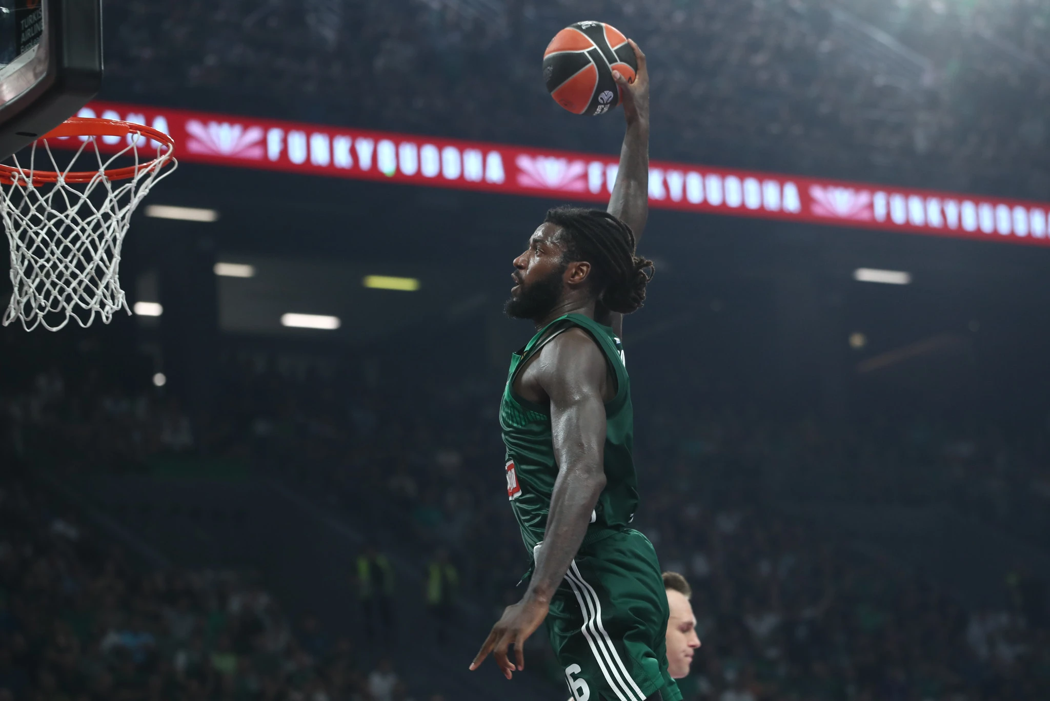 O Ματίας Λεσόρ του Παναθηναϊκού... ίπταται και καρφώνει / Πηγή: Eurokinissi