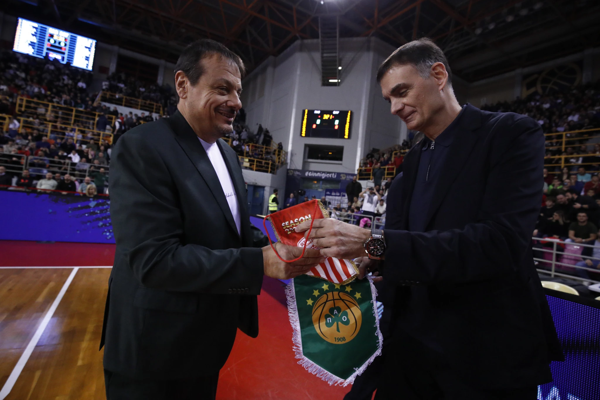 Μπαρτζώκας κι Αταμάν ανταλλάσσουν λάβαρα στον περσινό αντίστοιχο τελικό του Final Eight του Ηρακλείου / Πηγή: Eurokinissi