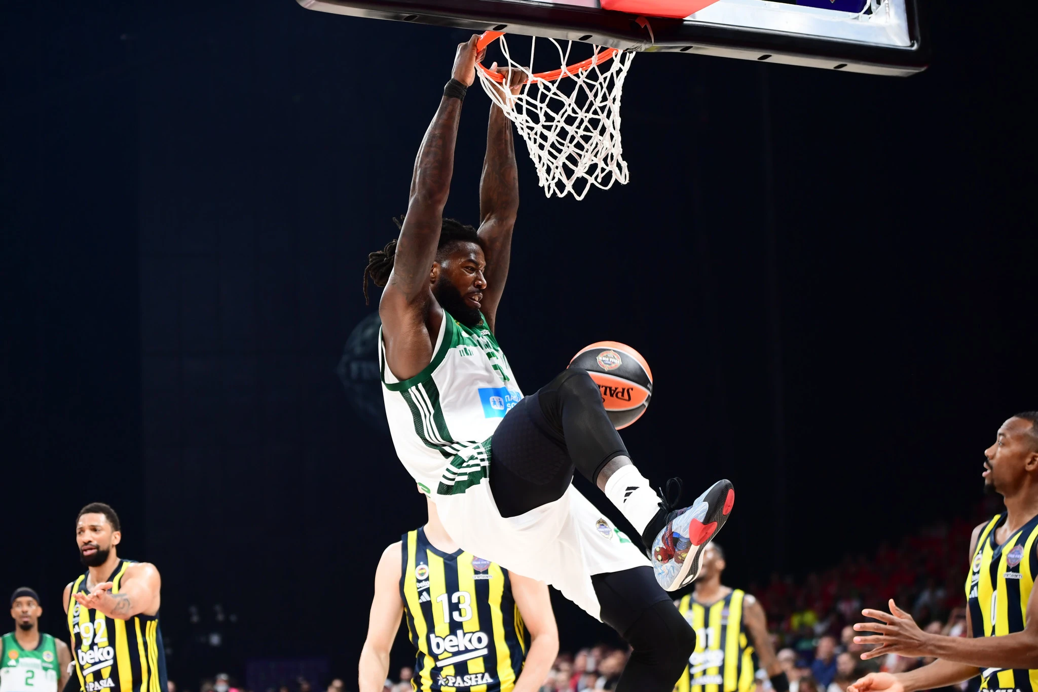 Ο Ματίας Λεσόρ καρφώνει στο καλάθι της Φενέρμπαχτσε στο Άμπου Ντάμπι / Πηγή: Eurokinissi