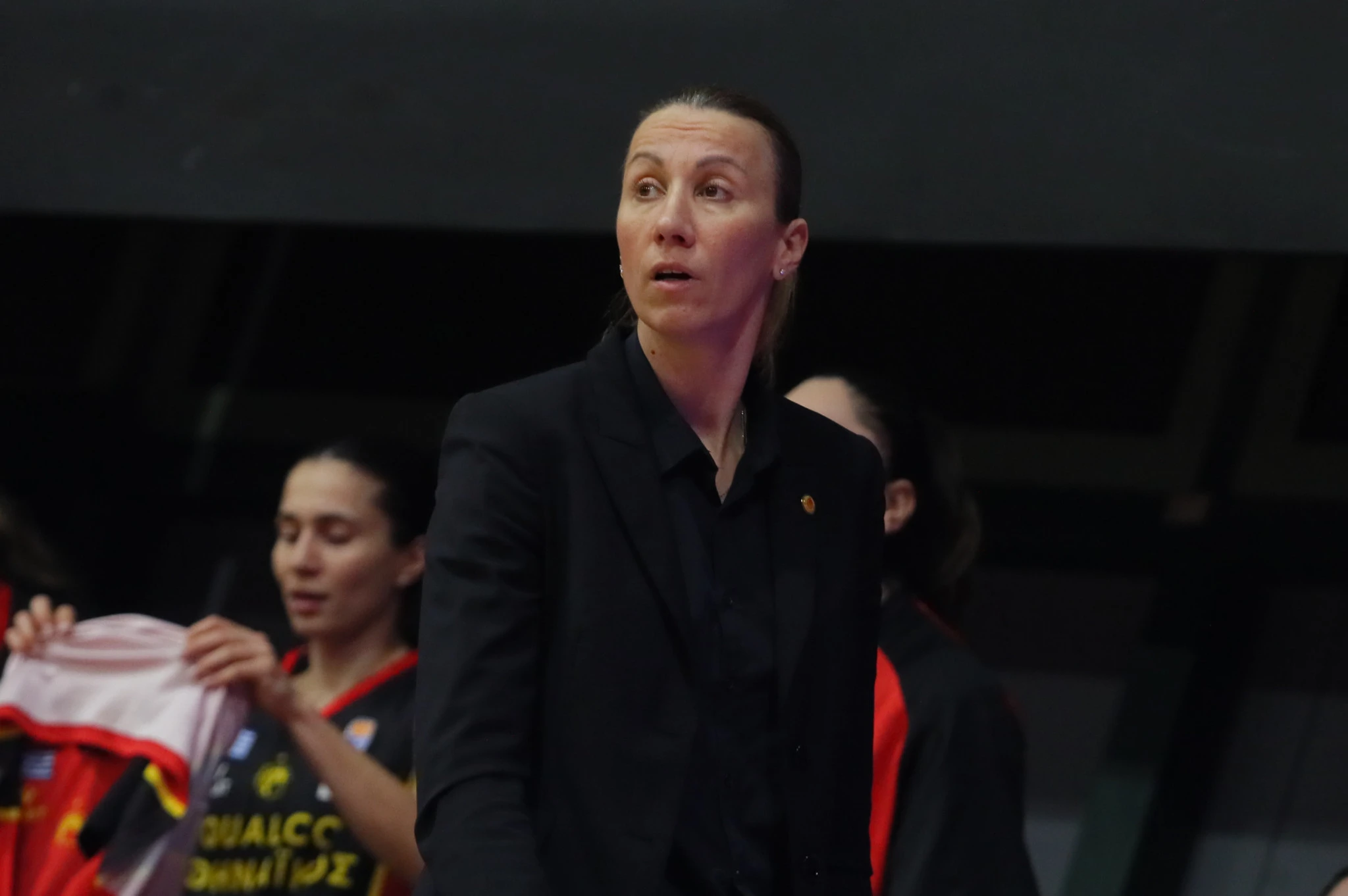 Η Στέλλα Καλτσίδου στον πάγκο του Αθηναϊκού/Πηγή: Eurokinissi