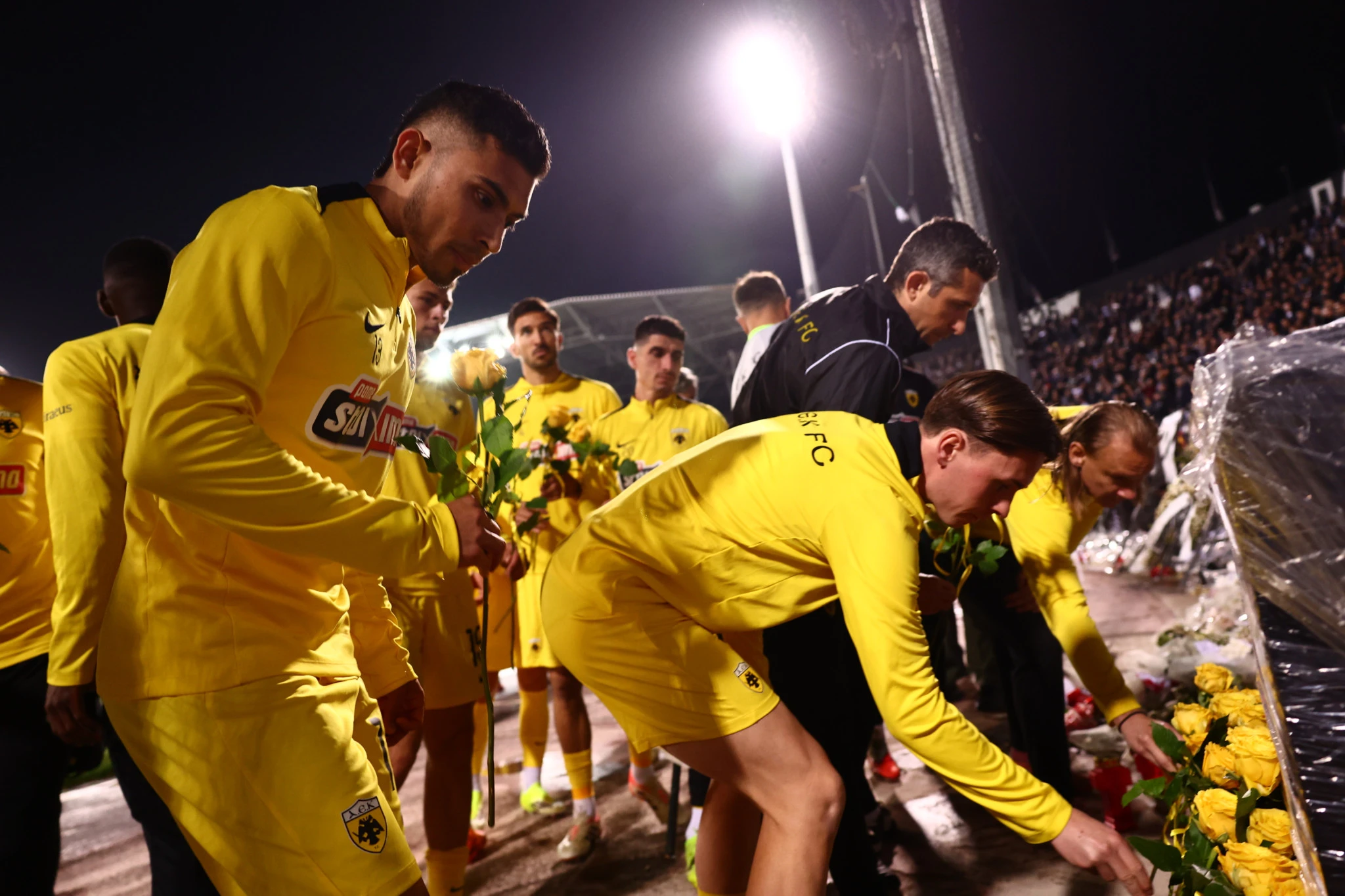 Οι παίκτες της ΑΕΚ τίμησαν τη μνήμη των οπαδών του ΠΑΟΚ με κίτρινα τριαντάφυλλα / Πηγή: Eurokinissi