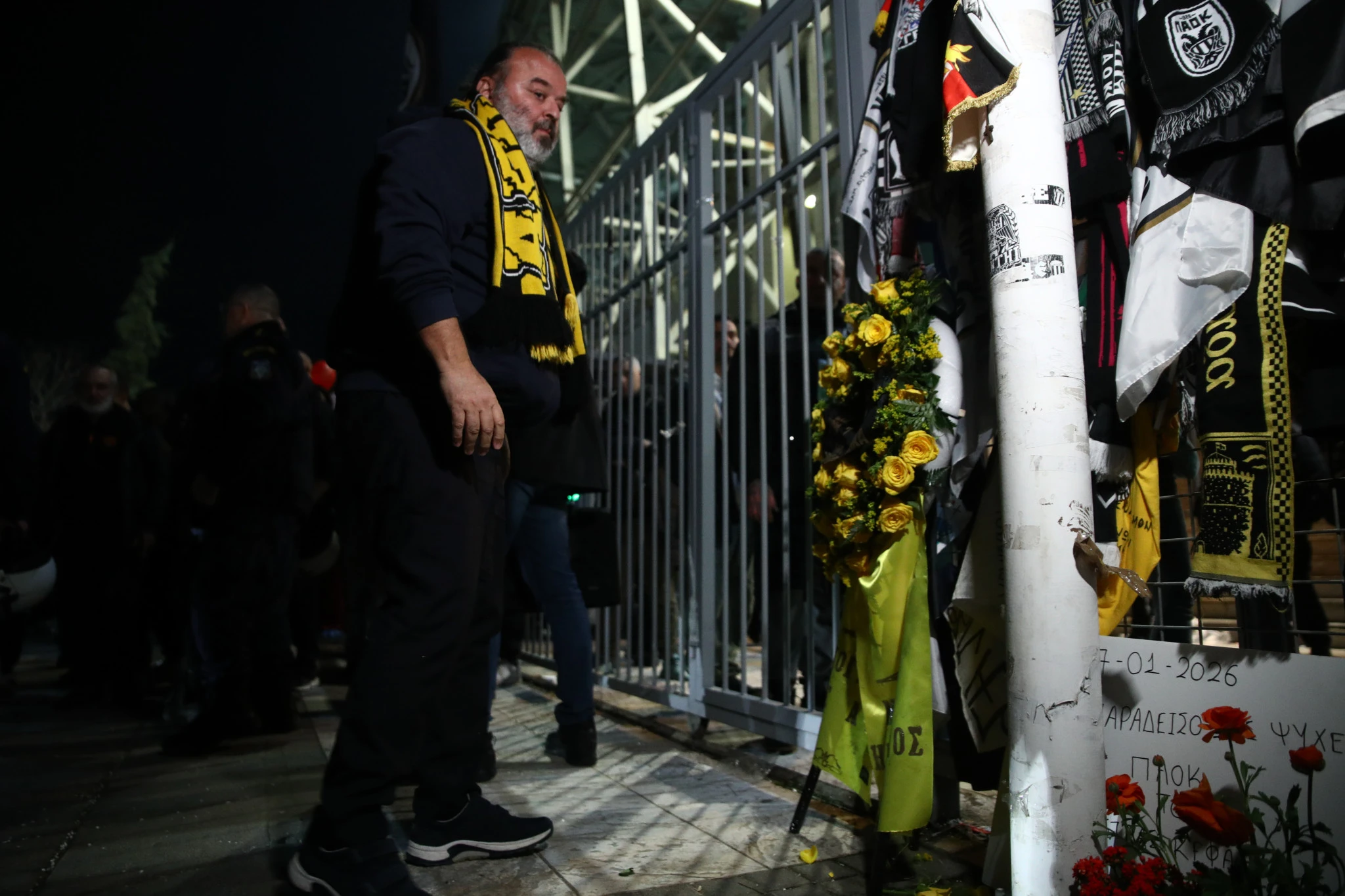 Ο Μάριος Ηλιόπουλος κατέθεσε στεφάνι έξω από την Τούμπα / Πηγή: Eurokinissi