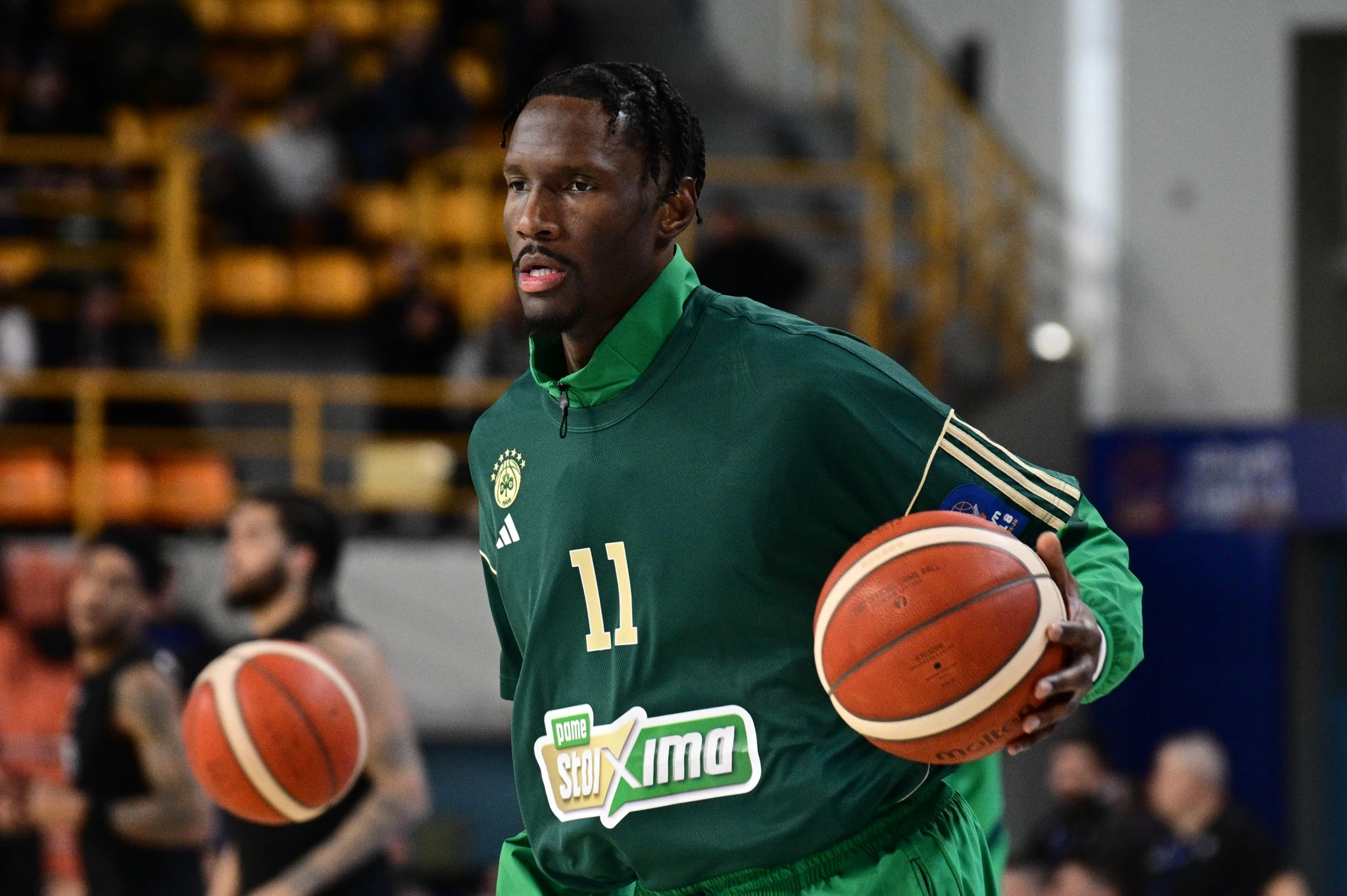 Ο Νάιτζελ Χέιζ-Ντέιβις με τα ρούχα-προθέρμανσης του Παναθηναικού / πηγή: eurokinissi