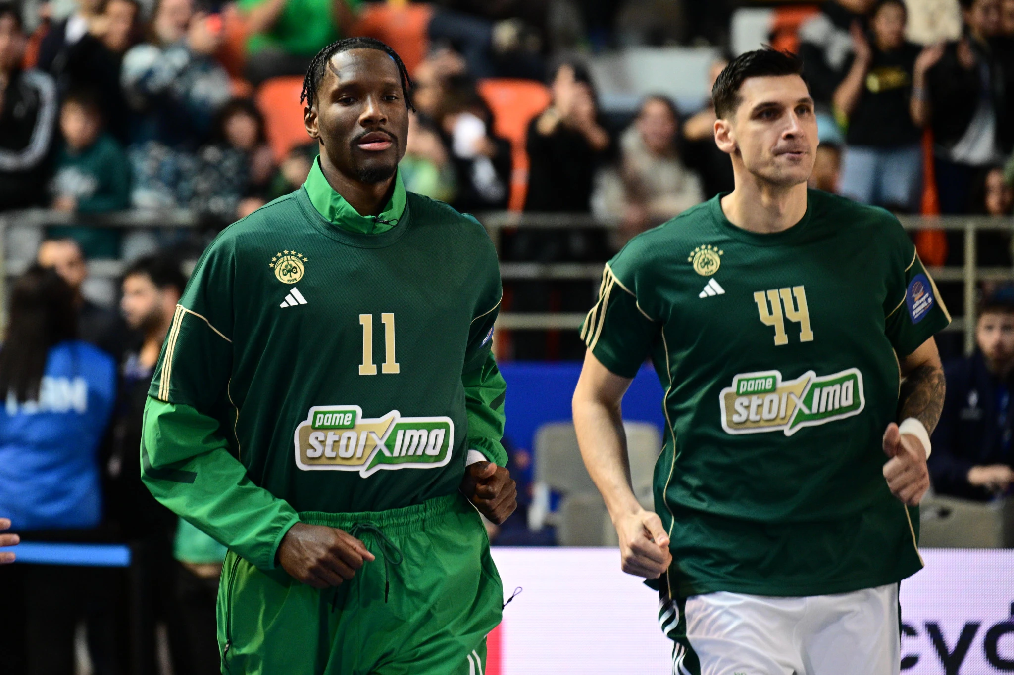 Ο Νάιτζελ Χέιζ-Ντέιβις με τα ρούχα-προθέρμανσης του Παναθηναικού / πηγή: eurokinissi