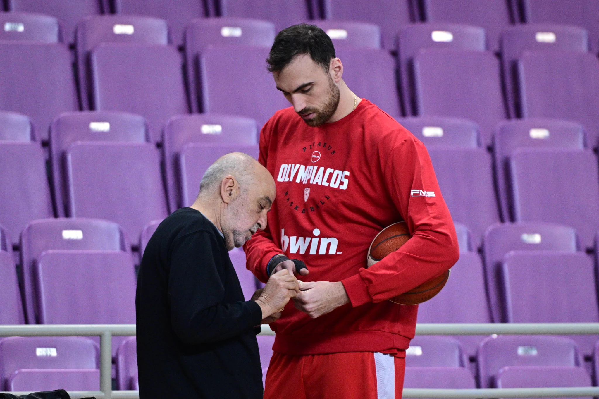 Οι άνθρωποι της ΚΑΕ Ολυμπιακός δοκιμάζουν τις αντοχές του Νίκολα Μιλουτίνοφ ενόψει τελικού / Πηγή: Eurokinissi