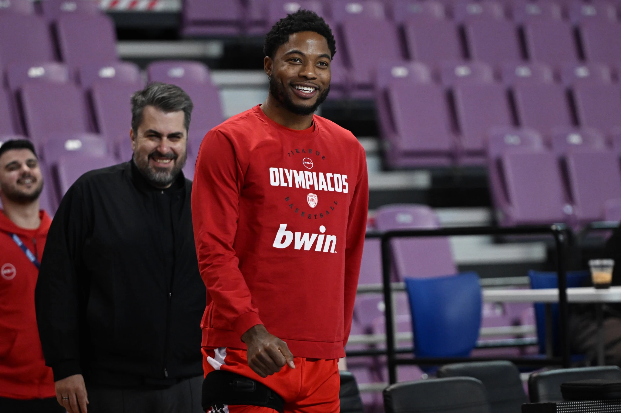 Ο χαμογελαστός Ταϊρίκ Τζόουνς στην προπόνηση του Ολυμπιακού στο Ηράκλειο / Πηγή: Eurokinissi