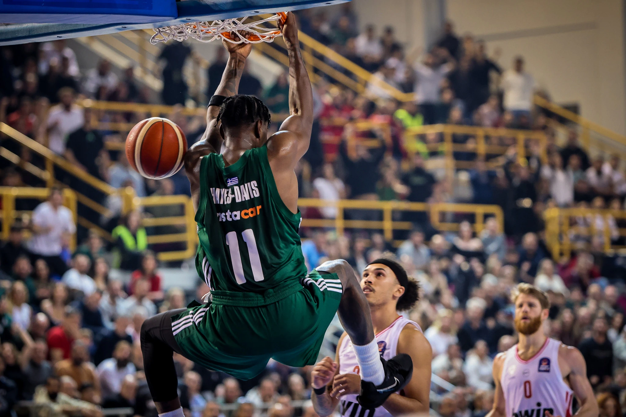 Ο Νάιτζελ Χέιζ-Ντέιβις καρφώνει με μανία στο «ερυθρόλευκο» καλάθι / Πηγή: V.Stolis