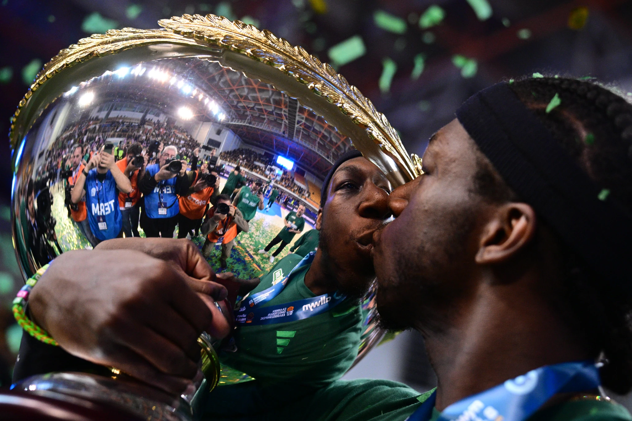 Ο Κέντρικ Ναν φιλάει παθιασμένα το τρόπαιο του Κυπέλλου Ελλάδας, Πηγή: Eurokinissi