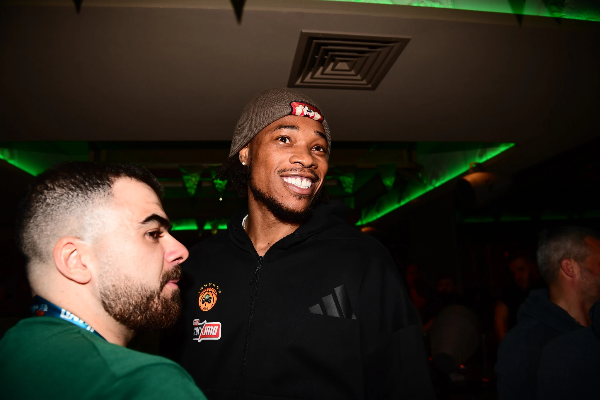 Ο Ρισόν Χολμς με χαμόγελο μέχρι τα... αυτιά μετά την κατάκτηση του Κυπέλλου Ελλάδας από τον Παναθηναϊκό / Πηγή; ΙΝΤΙΜΕ