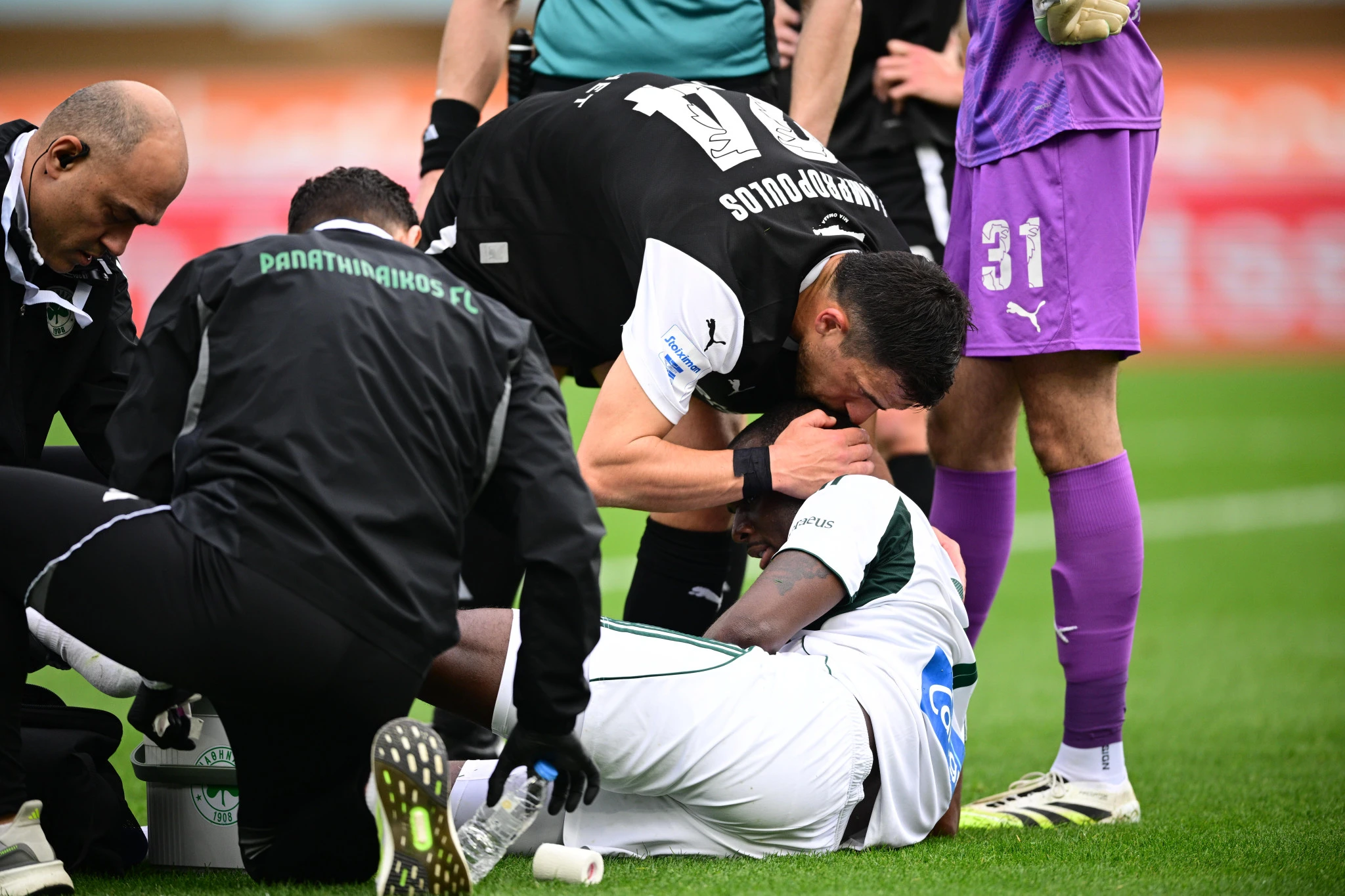 Το φιλί του Βασίλη Λαμπρόπουλου στον Ανδρέα Τεττέη / Πηγή: Intime