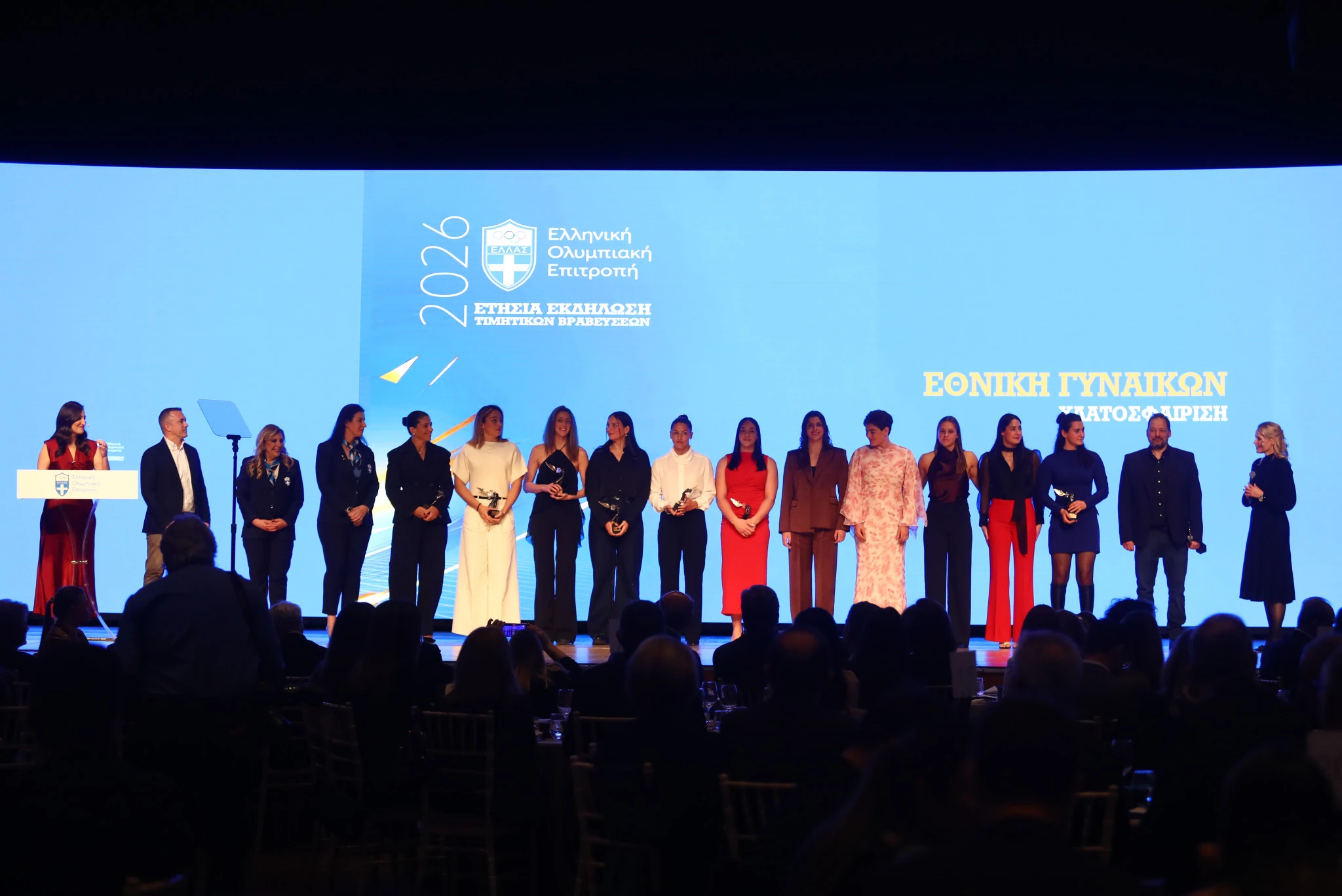 Η Εθνική ομάδα πόλο γυναικών στη βράβευσή της / Πηγή: Eurokinissi