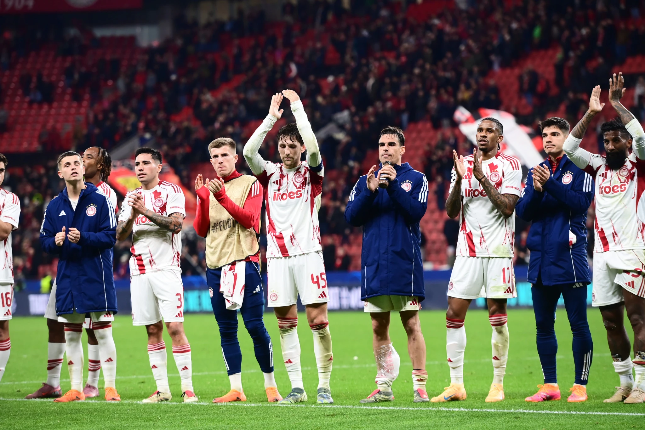 Οι ποδοσφαιριστές του Ολυμπιακού χειροκροτούν και χειροκροτούνται από τους 4.000 φίλους της ομάδας που ταξίδεψαν στο Λεβερκούζεν / Πηγή: Eurokinissi