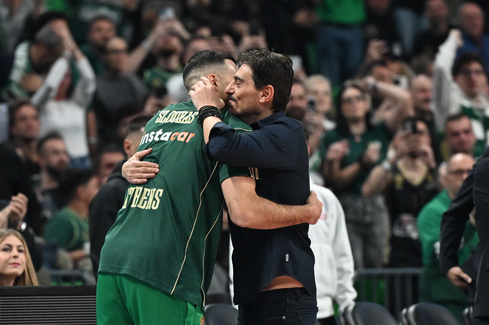 Θερμός εναγκαλισμός ανάμεσα σε Κώστα Σλούκα και Δημήτρη Γιαννακόπουλο&nbsp;