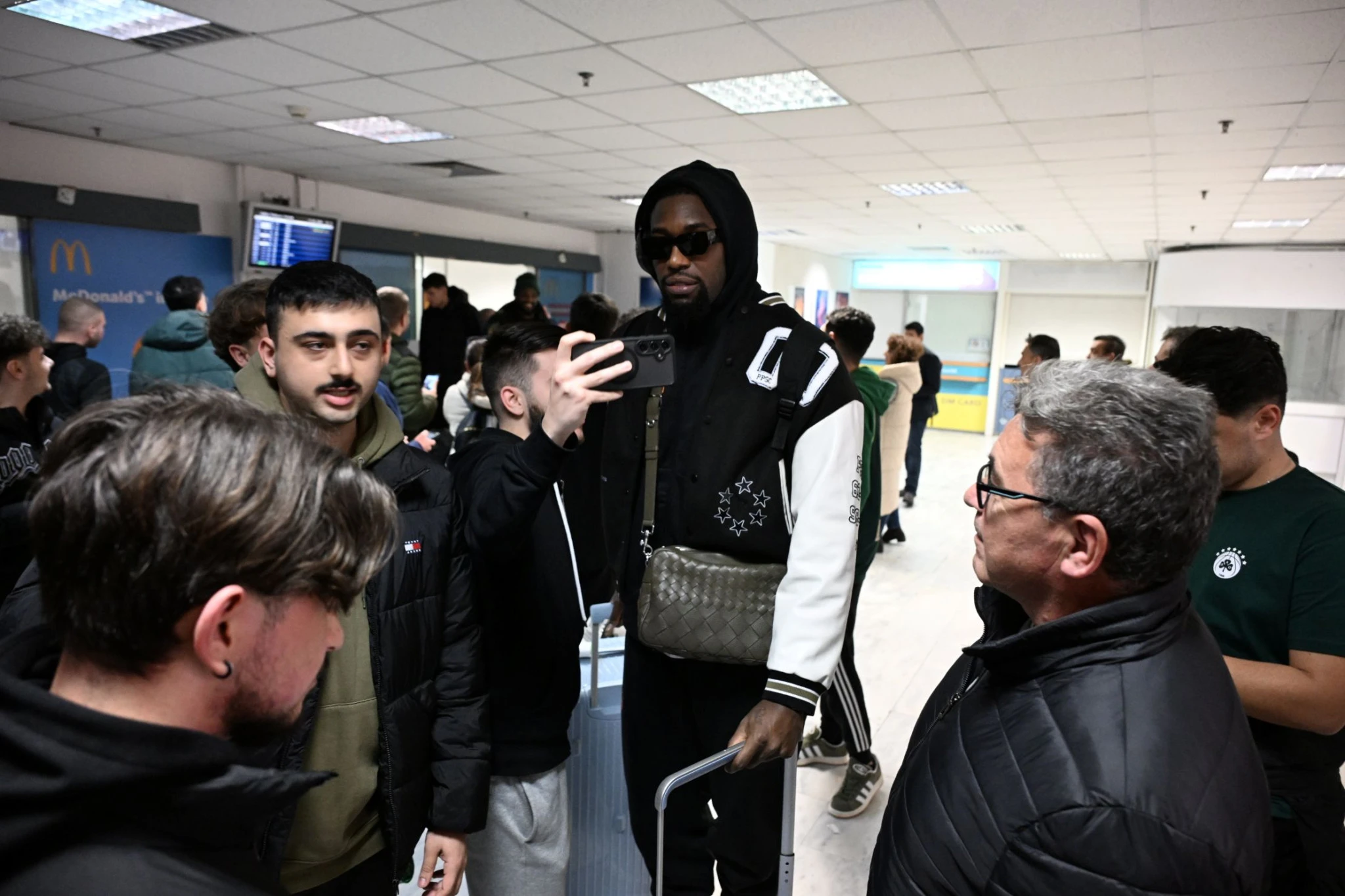 Ανάρπαστος ο Ματίας Λεσόρ κατά την άφιξη στην Κρήτη&nbsp;/ Πηγή: Β. Στόλης