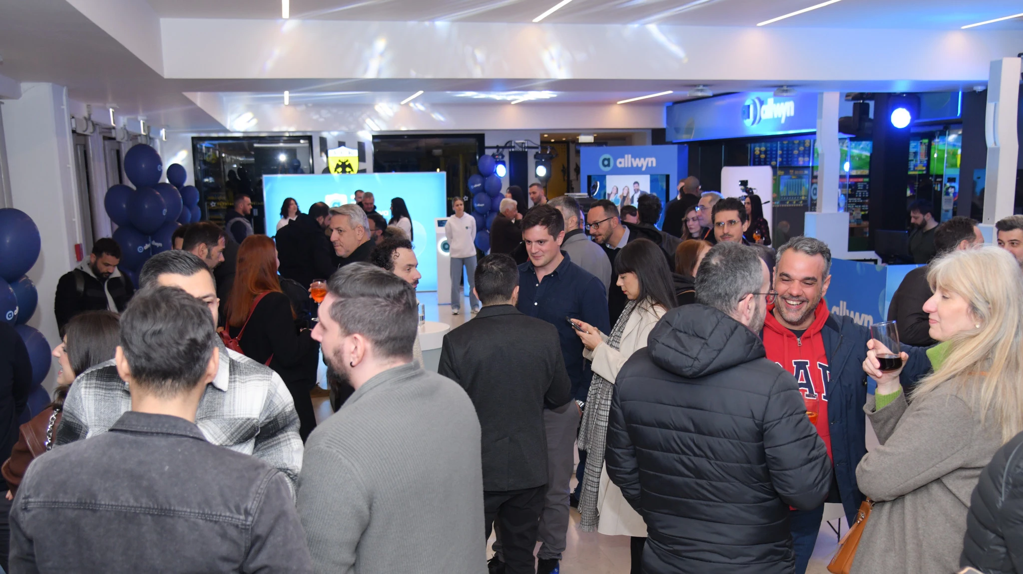 Αρκετός κόσμος βρέθηκε στο νέο κατάστημα της Allwyn