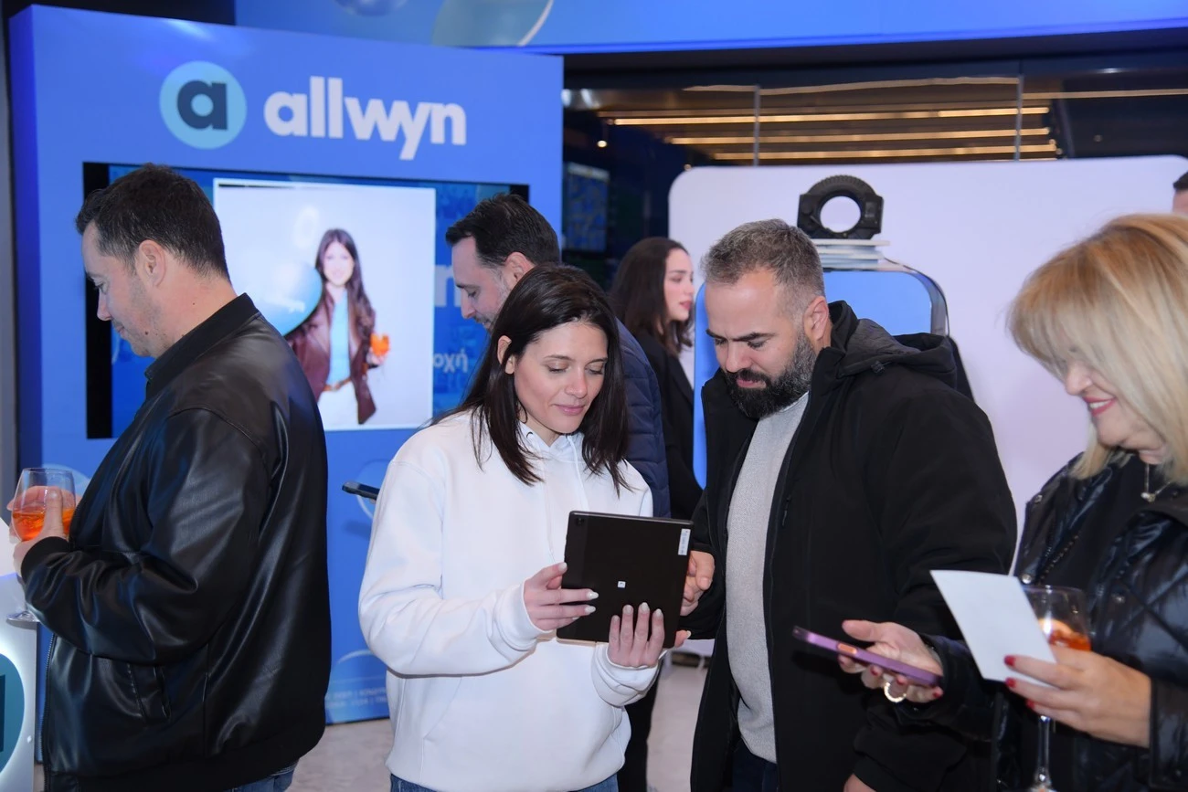 Αρκετός κόσμος έδωσε το παρών στα εγκαίνια του νέου καταστήματος Allwyn στη Νέα Φιλαδέλφεια.