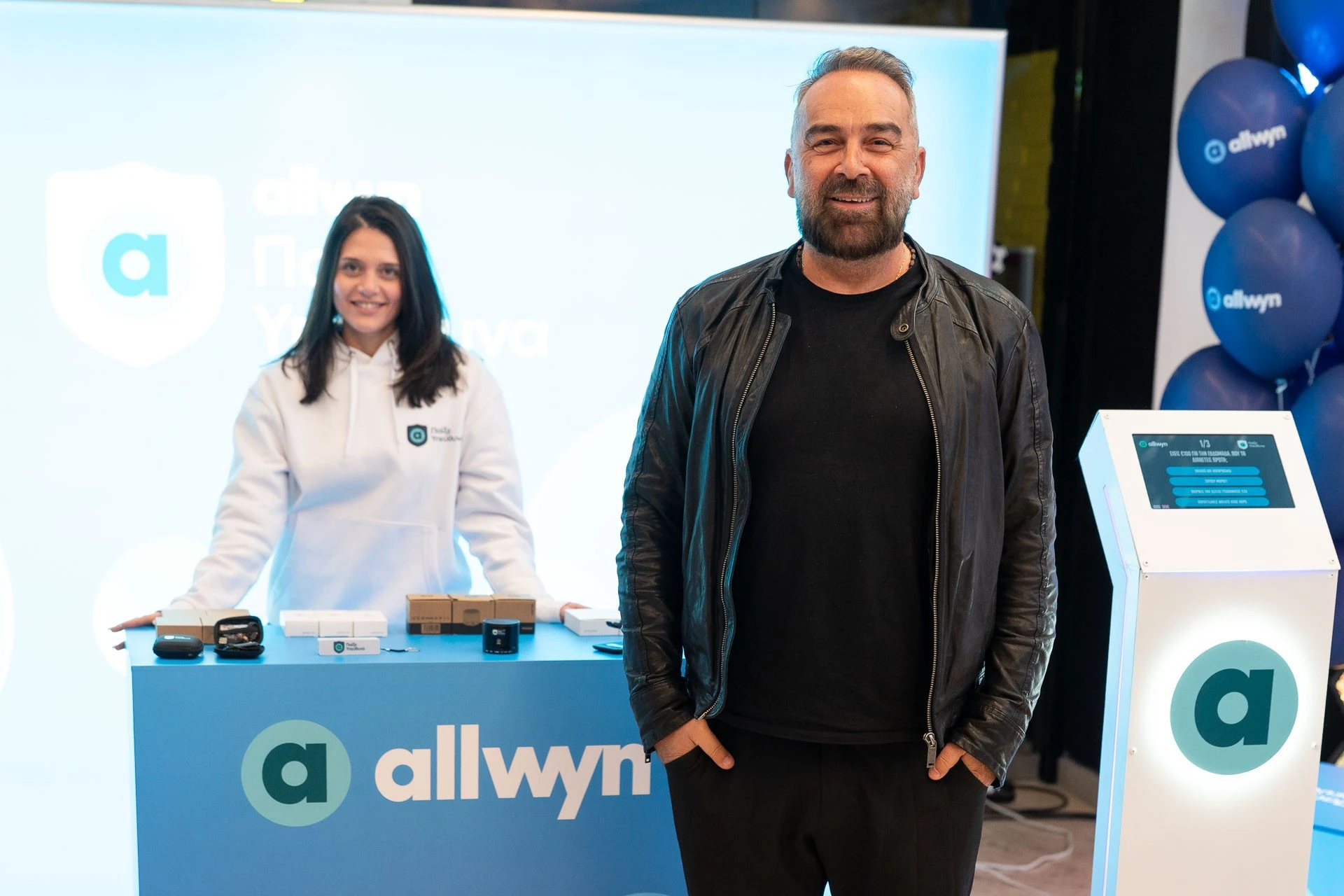  O Γρηγόρης Γκουντάρας γνωστός για τα φίλαθλα αισθήματα προς την ΑΕΚ βρέθηκε στα εγκαίνια του νέου καταστήματος της Allwyn.