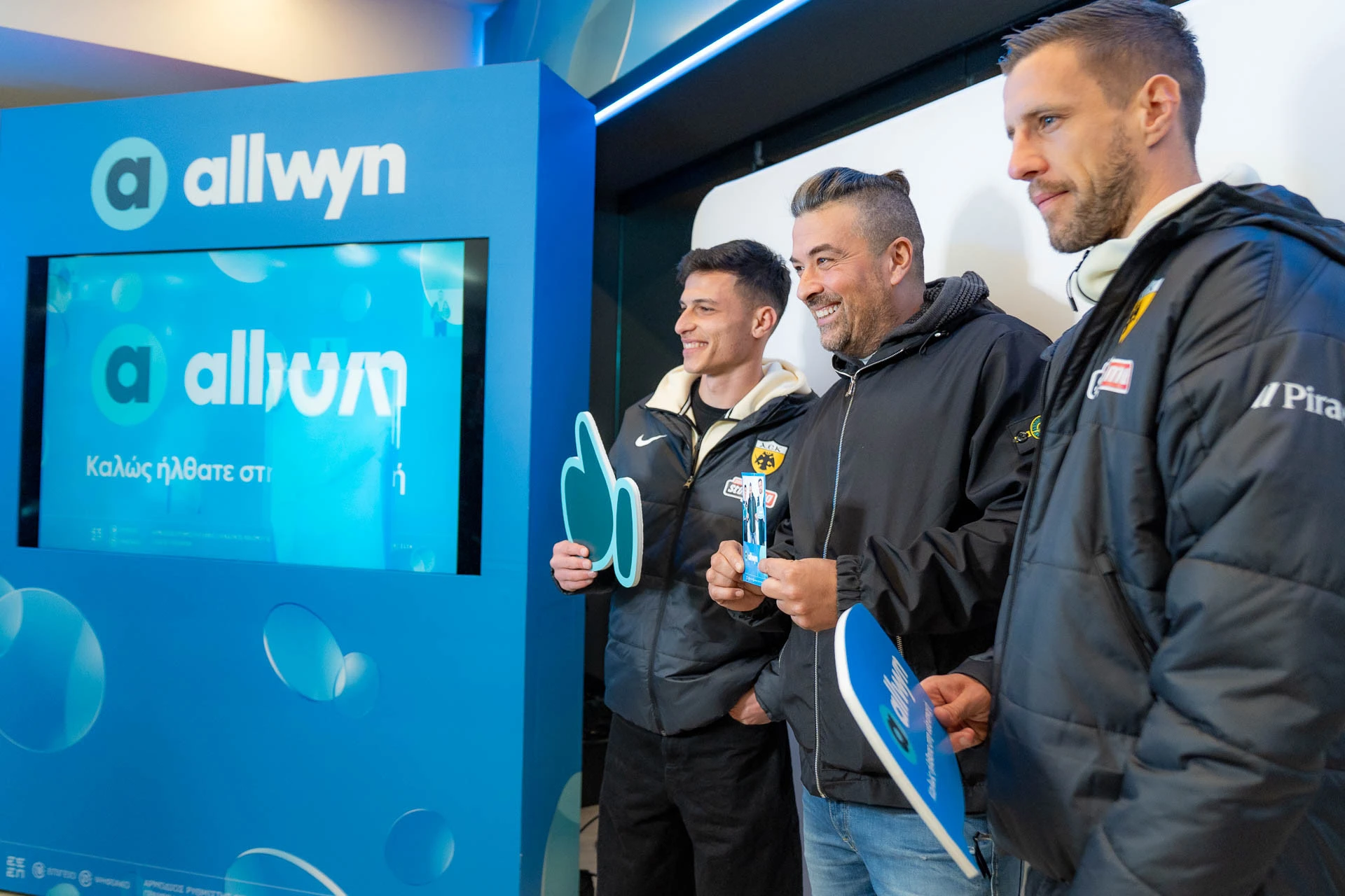 Ο Γιάννης Αϊβάζης με τους ποδοσφαιριστές της ΑΕΚ, Σταύρο Πήλιο και Μπαρναμπα Βάργκα.