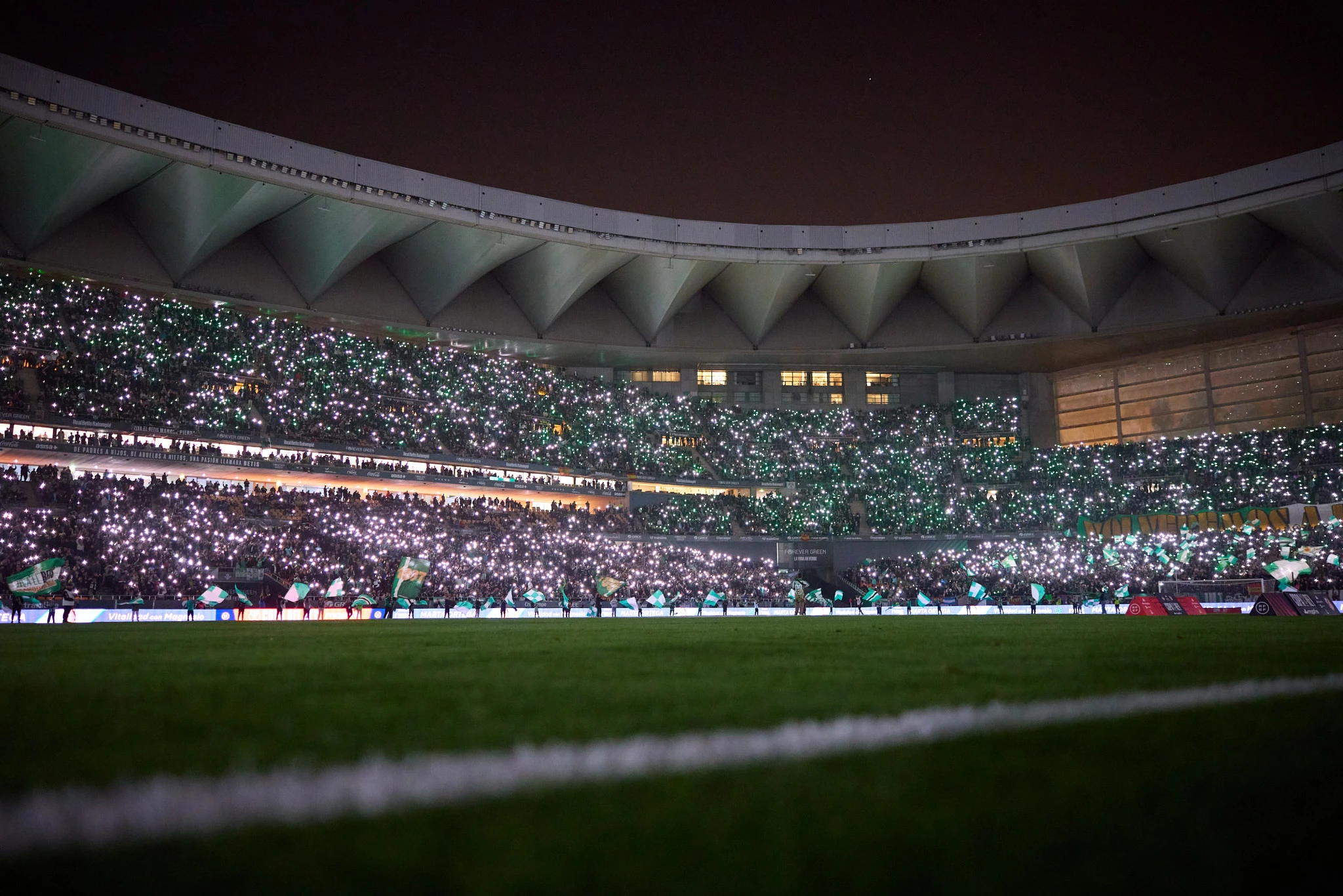 Νυχτερινή άποψη του γηπέδου «La Cartuja» από αναμέτρηση της Μπέτις /&nbsp;Πηγή: Photo by Fran Santiago/Getty Images