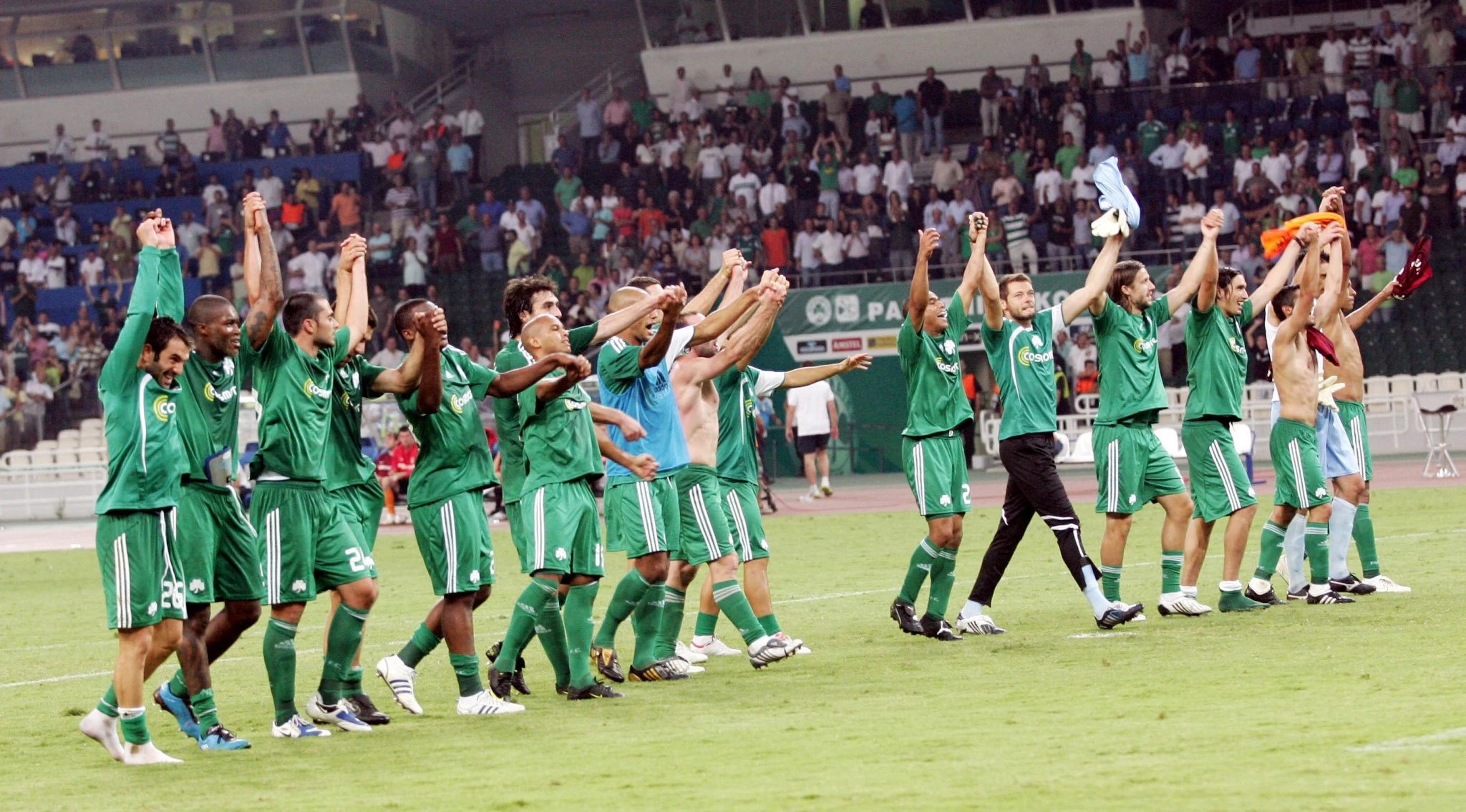 Οι παίκτες του Παναθηναϊκού πανηγυρίζουν με τον κόσμο τους τη πρόκριση επί της Σπάρτα Πράγας το καλοκαίρι του 2009 / Πηγή:InTime