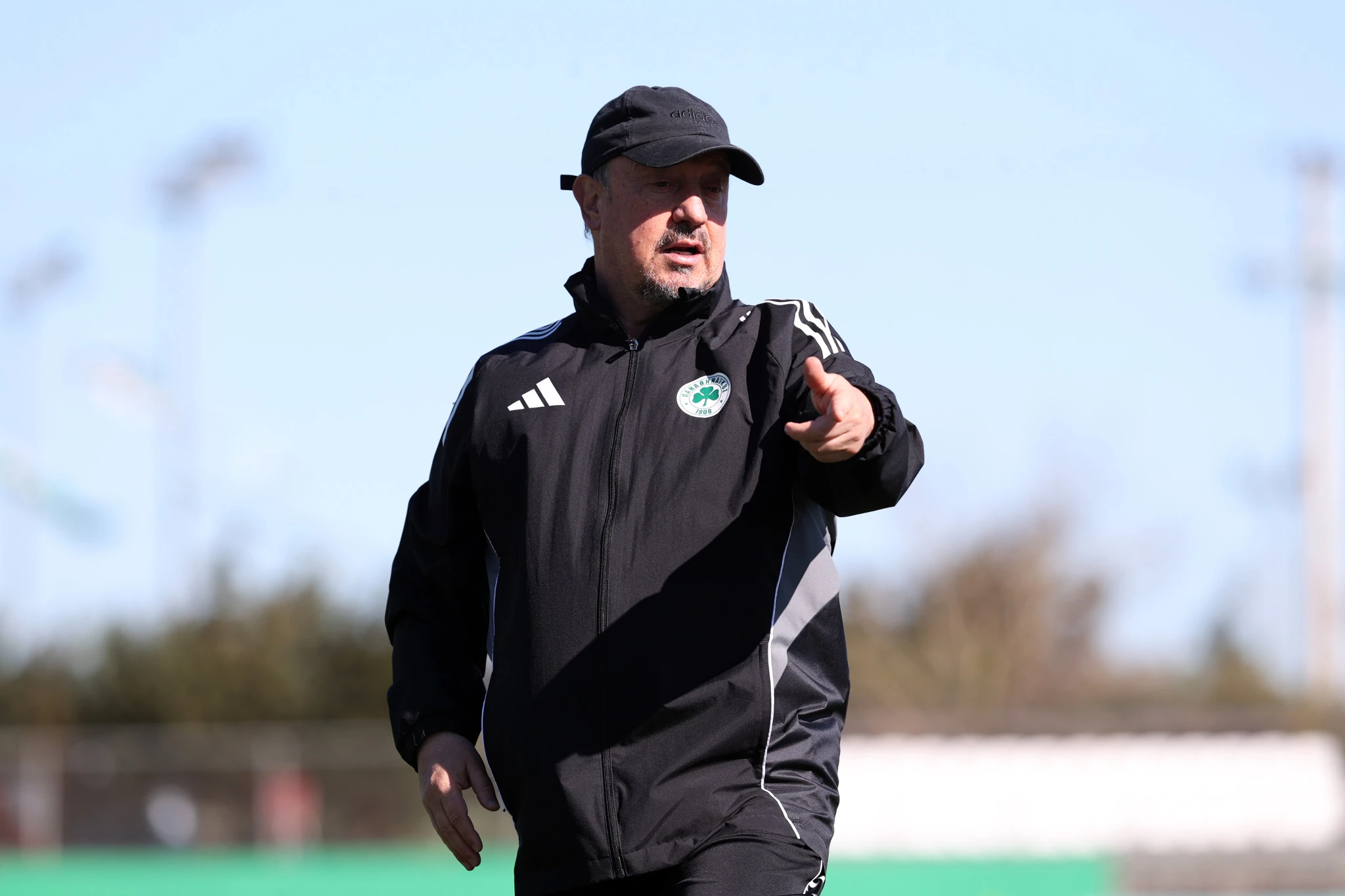 Ο Ράφα Μπενίτεθ στην τελευταία προπόνηση πριν το ματς με την Πλζεν - ΠΗΓΗ: ΙΝΤΙΜΕ