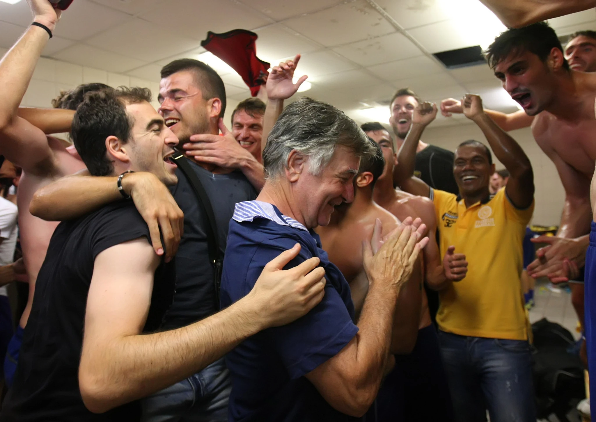 Οι πανηγυρισμοί του Φώτη Κωστούλα μετά τον αγώνα Ολυμπιακός Βόλου - Παναιτωλικός το 2013 / Πηγή: Intime