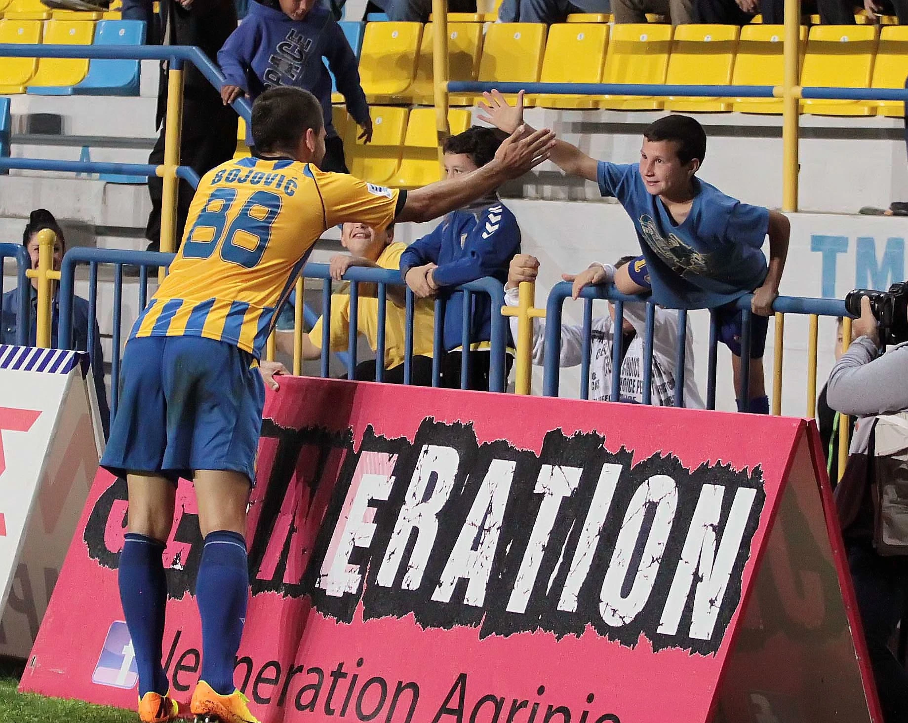 Ο Μίλαν Μπόγιοβιτς... αποδεικνύει τη σύνδεση του Παναιτωλικού με τον κόσμο του πίσω στο 2013 / Πηγή: Eurokinissi