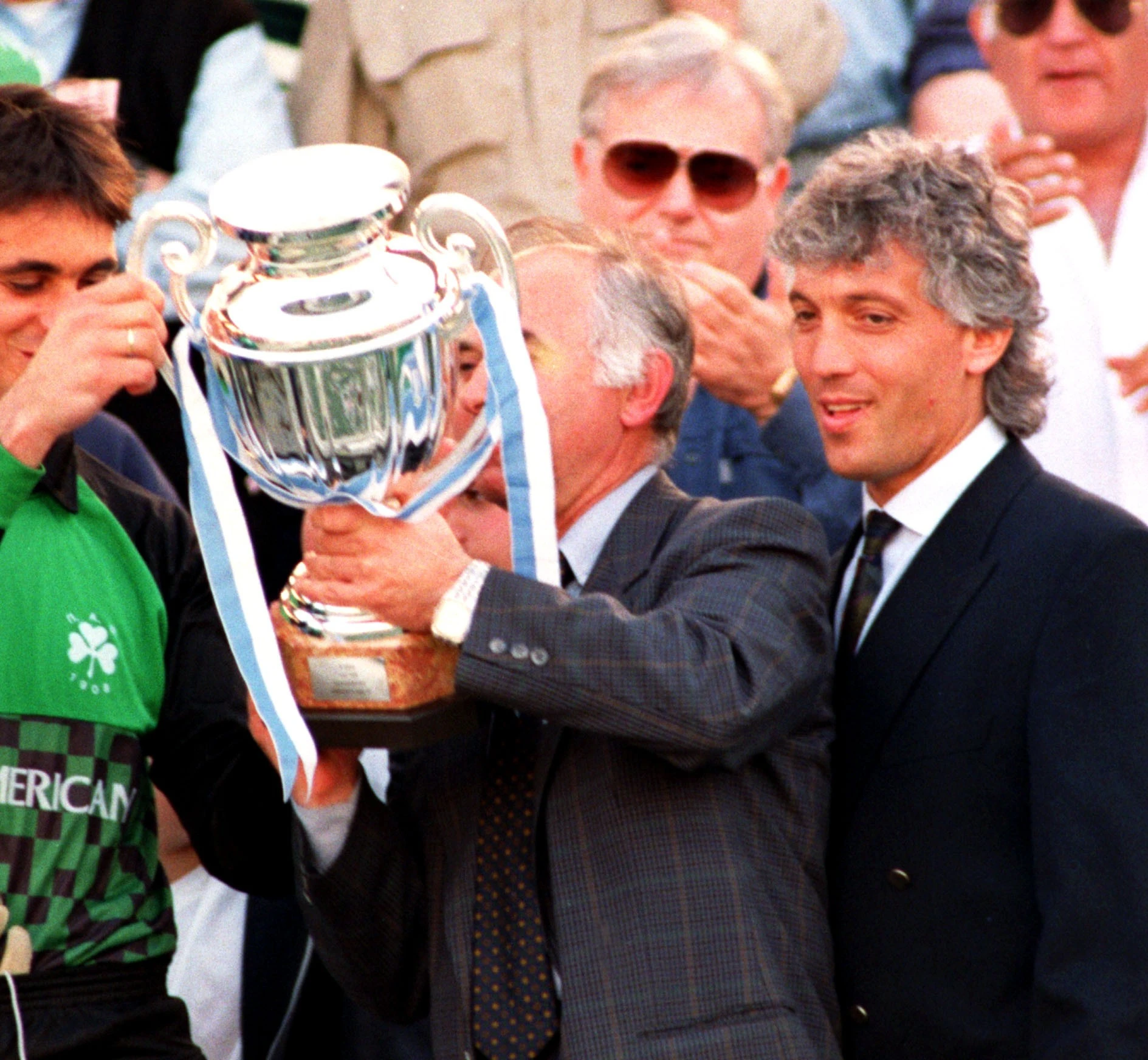 Ο Βασίλης Δανιήλ με το τρόπαιο του πρωταθλήματος τη σεζόν 1990/91 / Πηγή: Eurokinissi